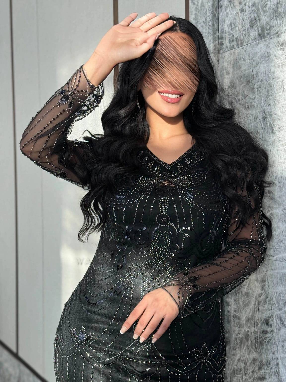 فستان سهرة طويل مطرز بتصميم ماسك وأكمام شفافة