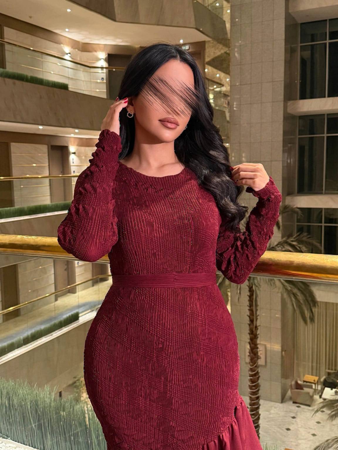فستان استرتش طويل بتفاصيل مميزة بقصة مريحة فري سايز