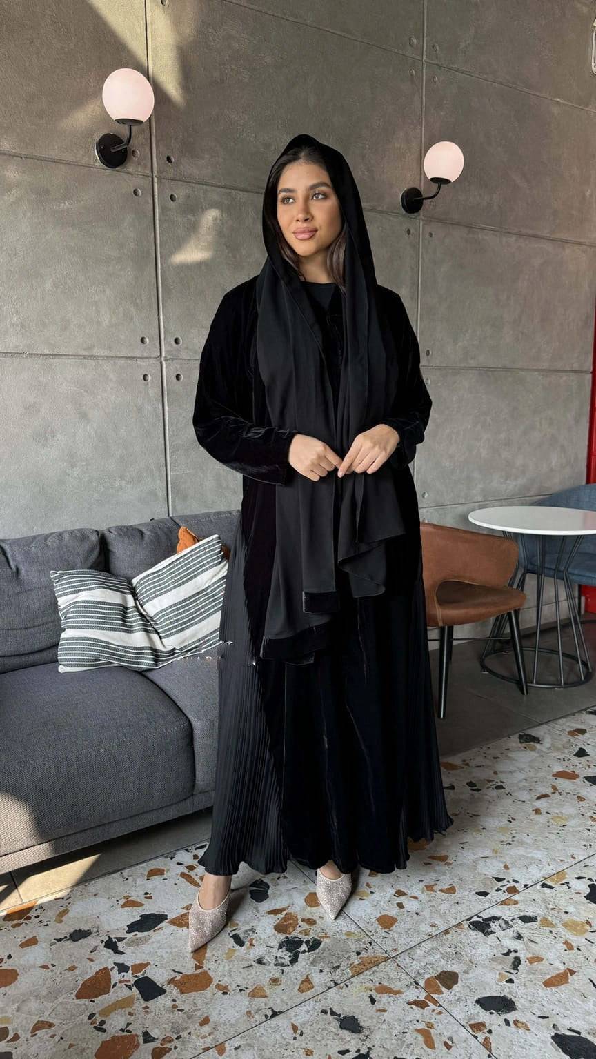عباية شتوية مخملية دبل كلوش بكسرات مع حجاب أسود وكحلي