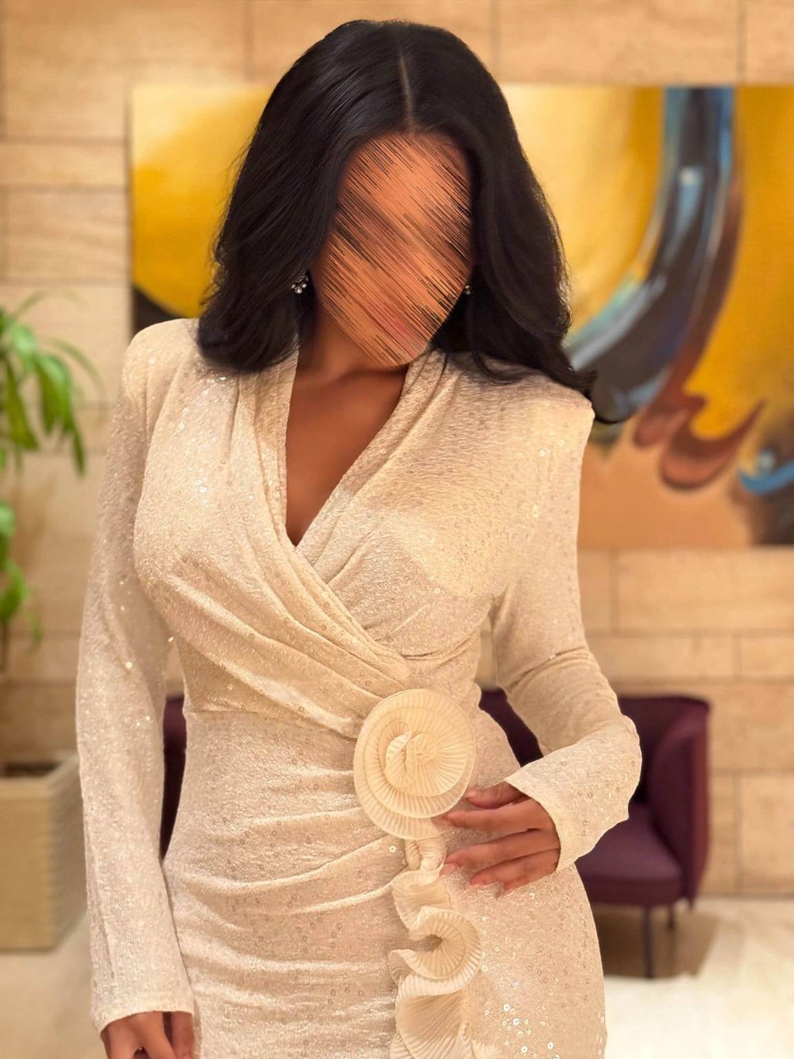فستان سهرة طويل بأكمام مزين بالورود