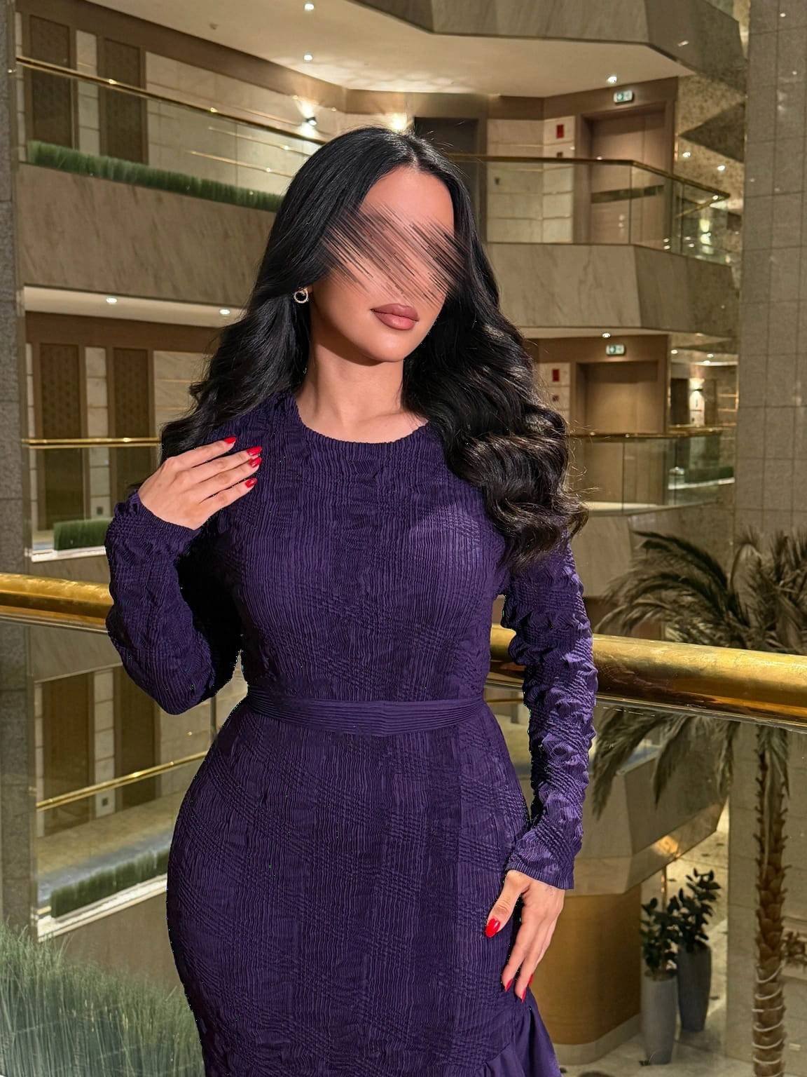 فستان استرتش طويل بتفاصيل مميزة بقصة مريحة فري سايز