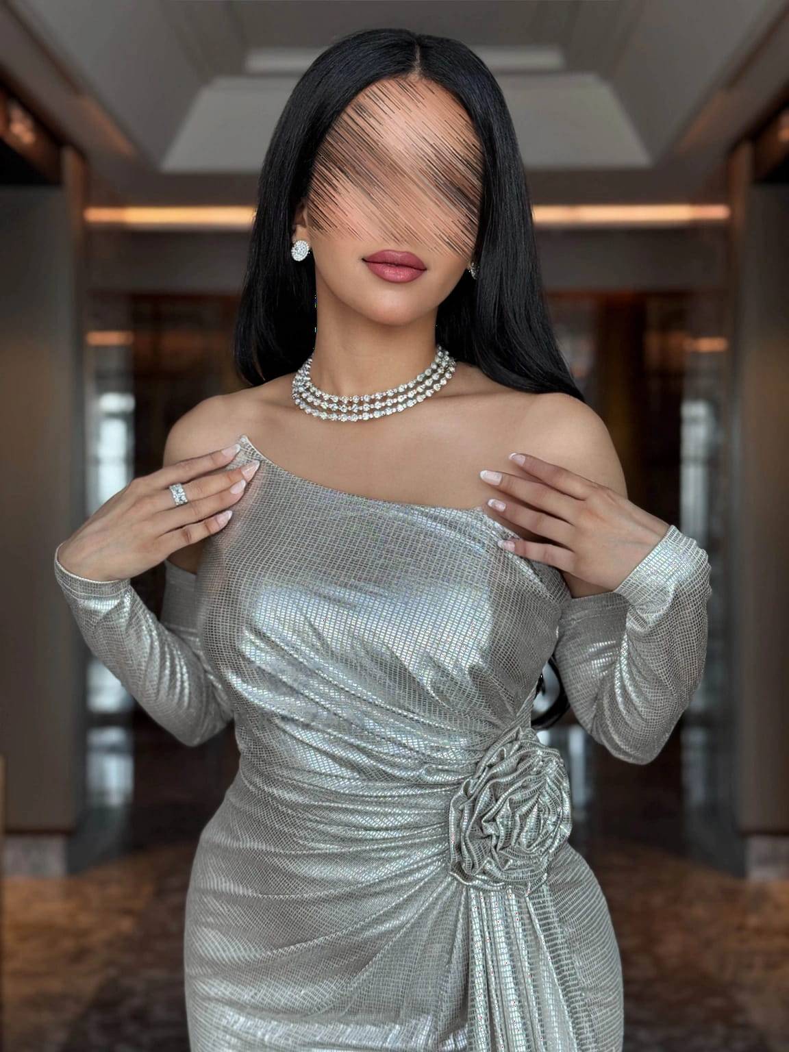 فستان سهرة ماسك بتخيلة وردة عند الخصر أكمام طويلة