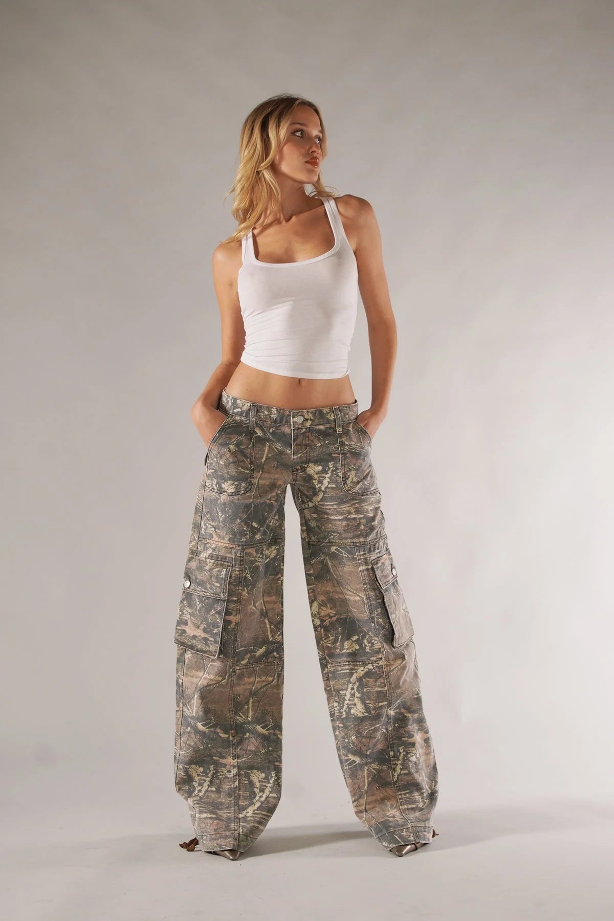 Damen Cargohose mit Camouflage-Muster und aufgesetzten Seitentaschen