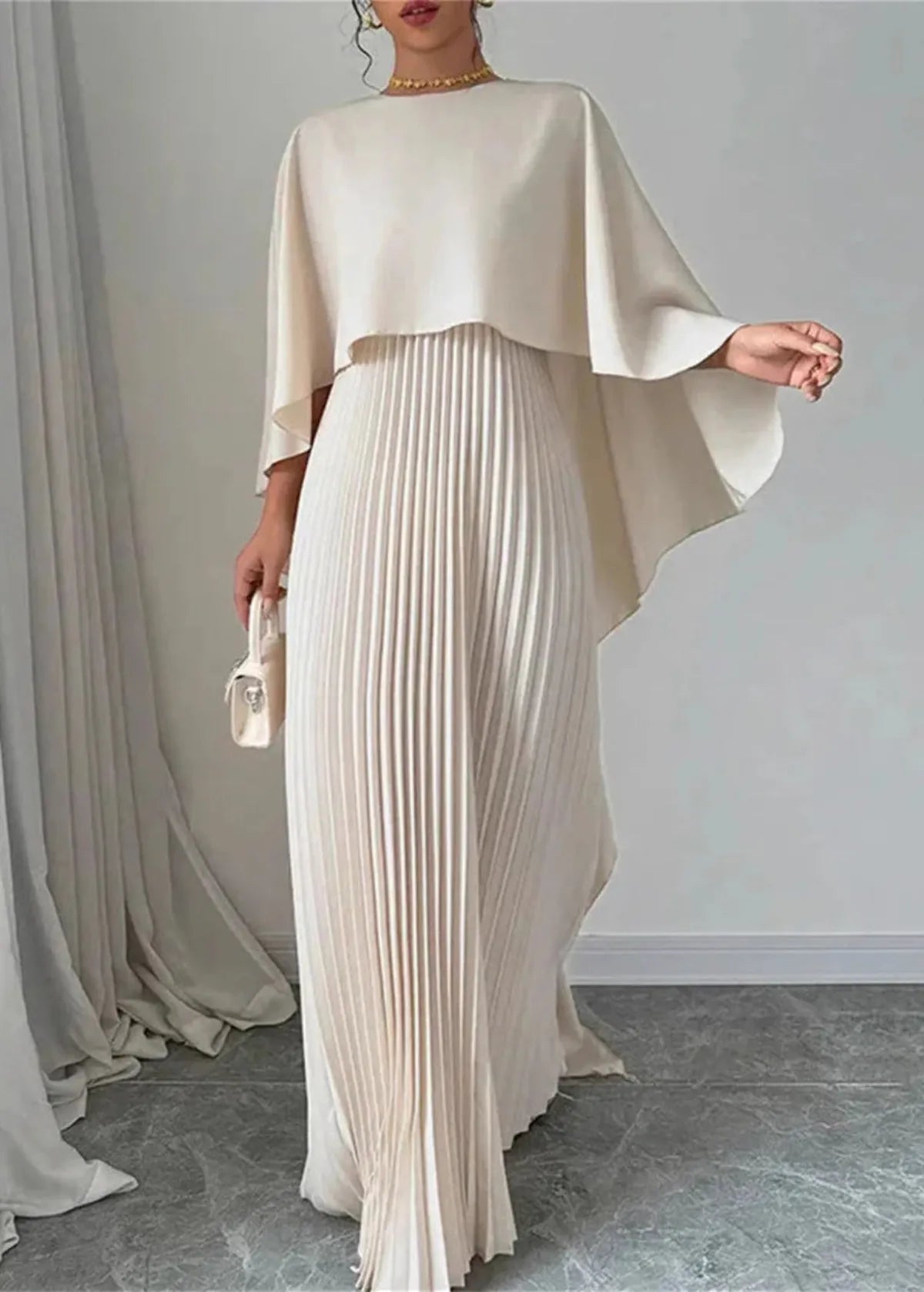 Damen Maxikleid mit Asymmetrischem Cape-Überwurf und Plisseerock | Kenzuu