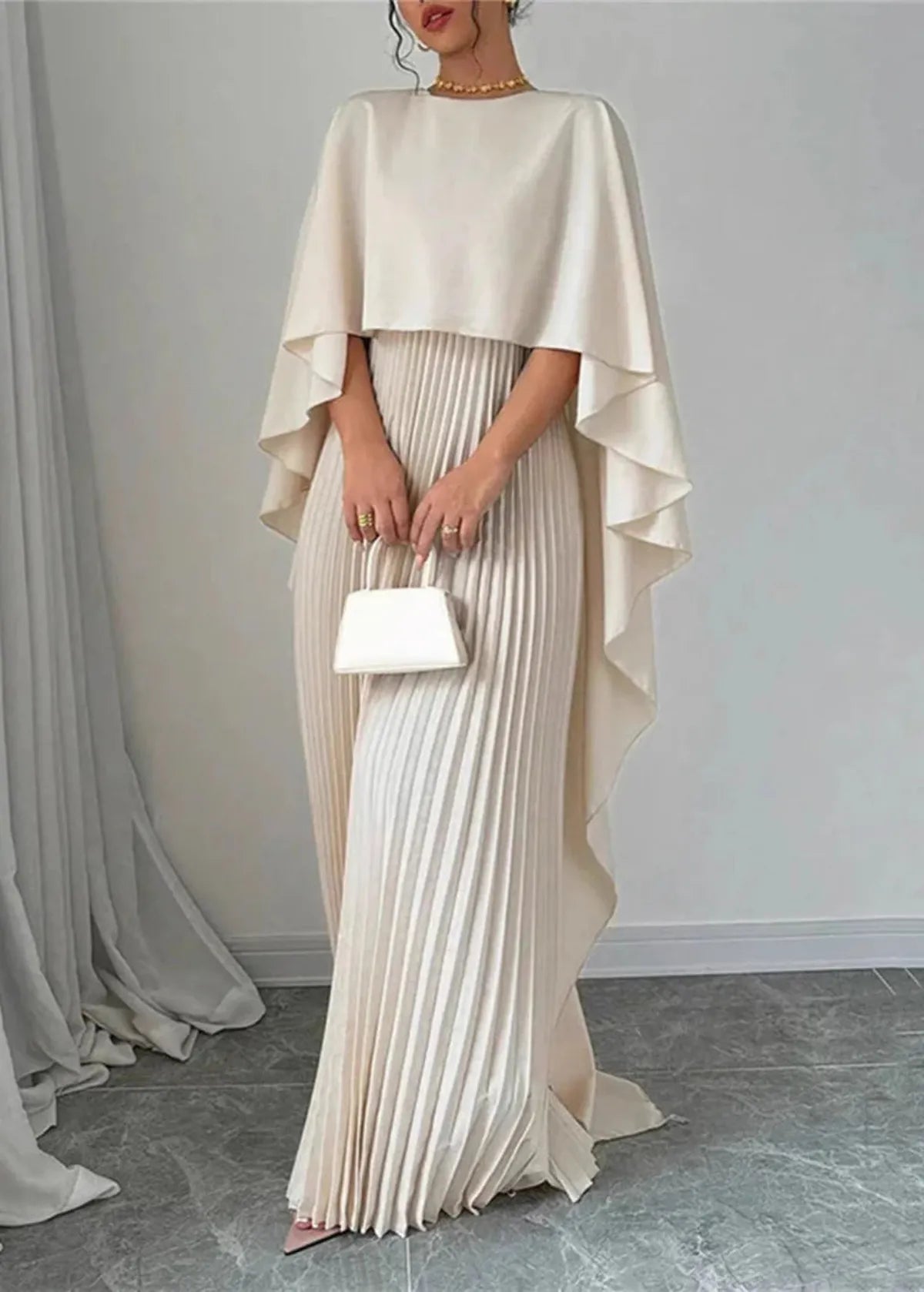 Damen Maxikleid mit Asymmetrischem Cape-Überwurf und Plisseerock | Kenzuu