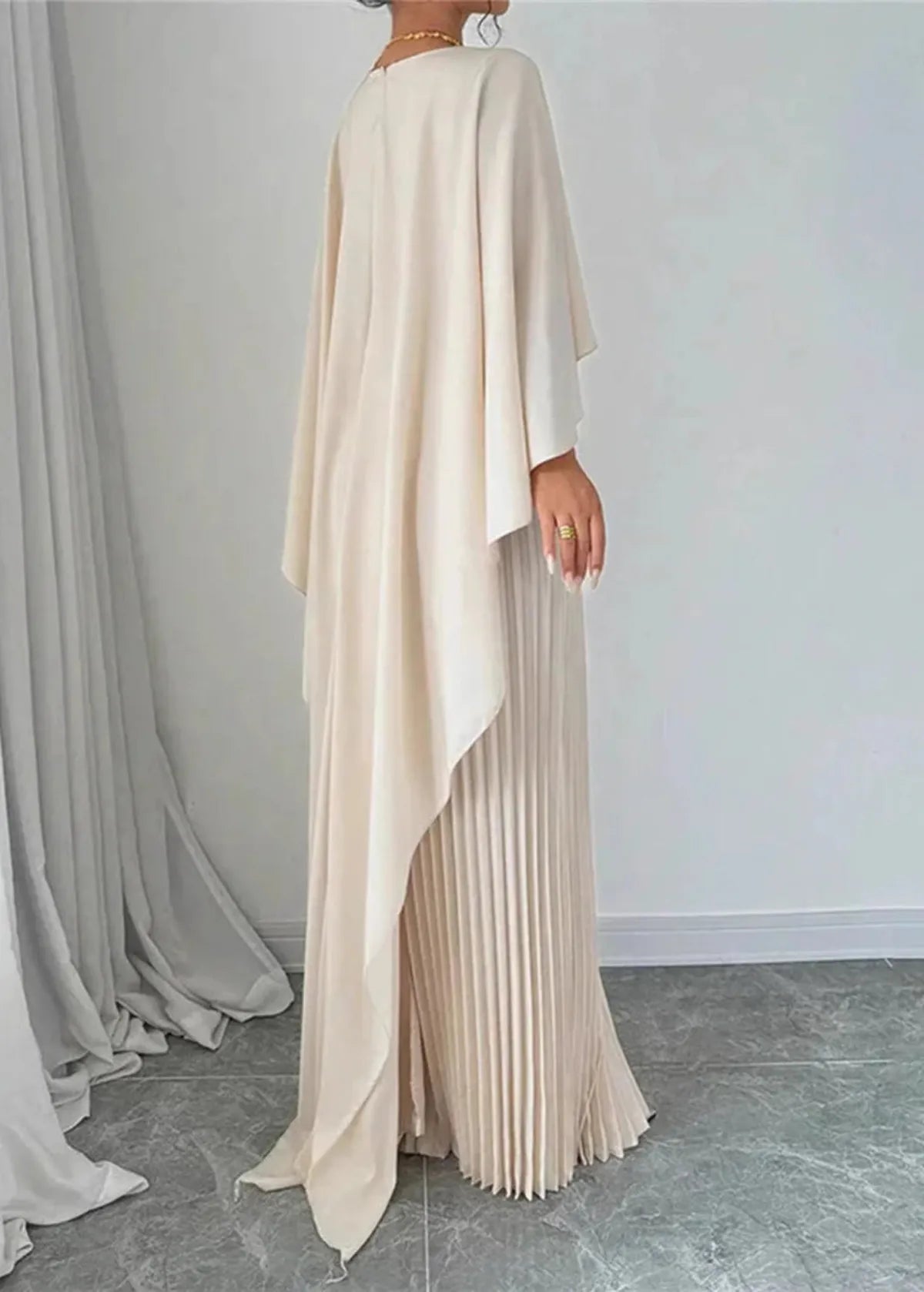 Damen Maxikleid mit Asymmetrischem Cape-Überwurf und Plisseerock | Kenzuu