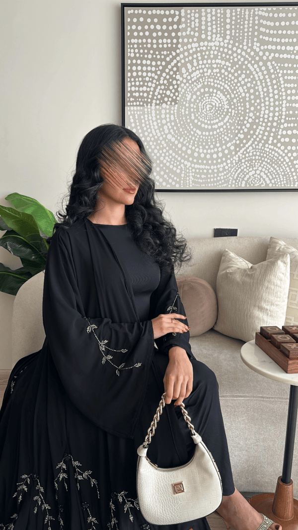 عباية مطرزة شك فاخرة بتصميم عصري وأنيق