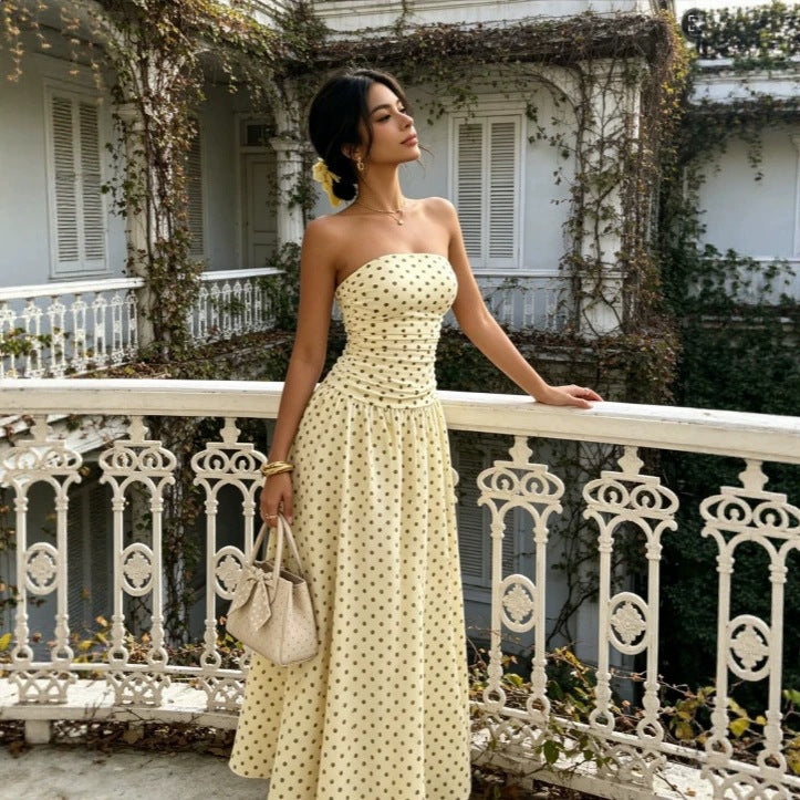 Trägerloses Polka-Dot-Midikleid mit Raffung und A-Linie