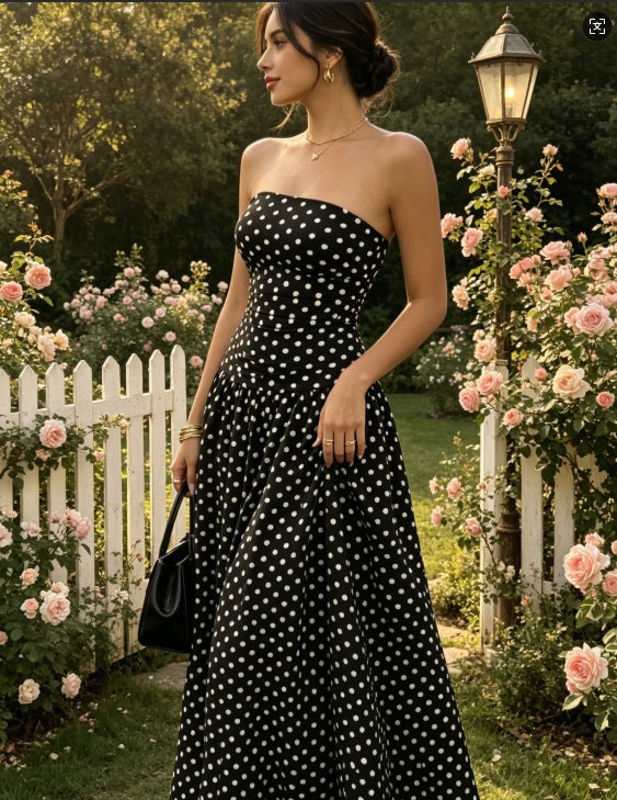 Trägerloses Polka-Dot-Midikleid mit Raffung und A-Linie