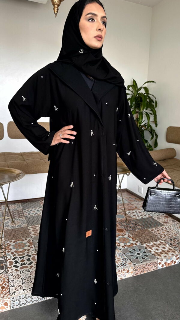 عباية كريب بتطريز موزع ملكي