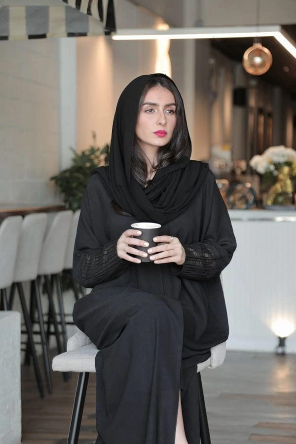 عباية أنيقة بأكمام شفافة وفتحات عند الكعب