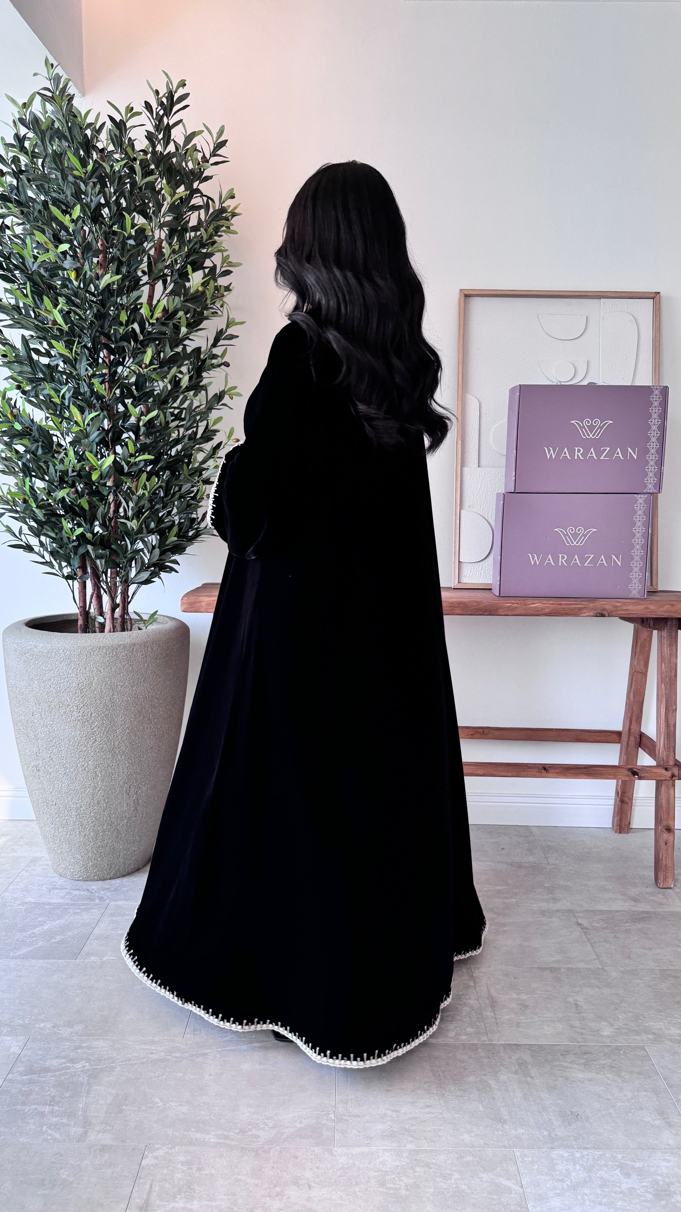 عباية مخمل نسائية فاخرة بتصميم شك خيط أنيق نص كلوش