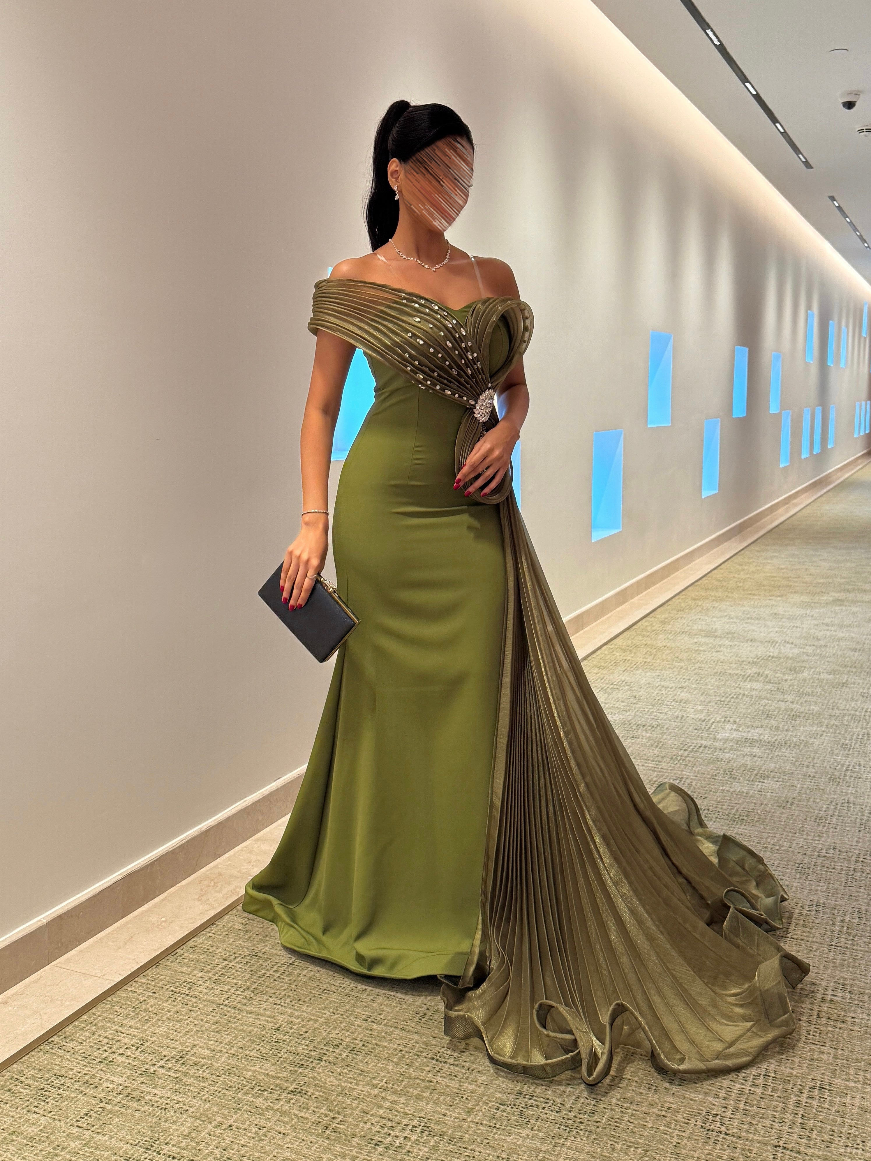 فستان سهرة طويل بكسرات جانبية وتصميم ملكي أنيق