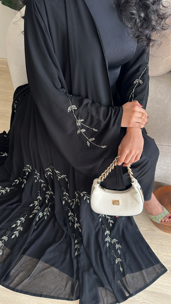 عباية مطرزة شك فاخرة بتصميم عصري وأنيق