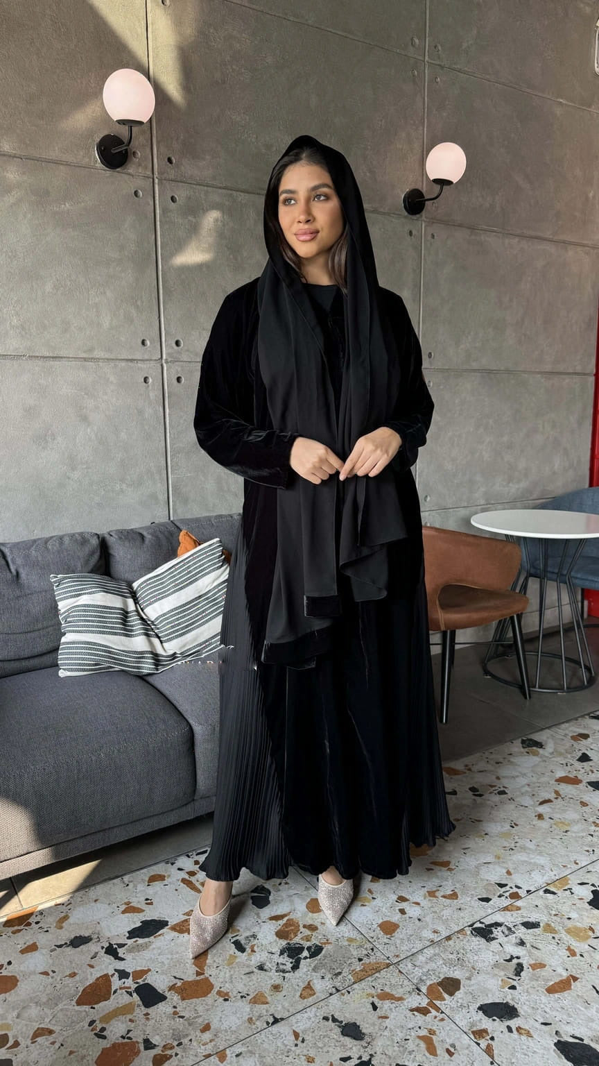 عباية شتوية مخملية دبل كلوش بكسرات مع حجاب أسود وكحلي