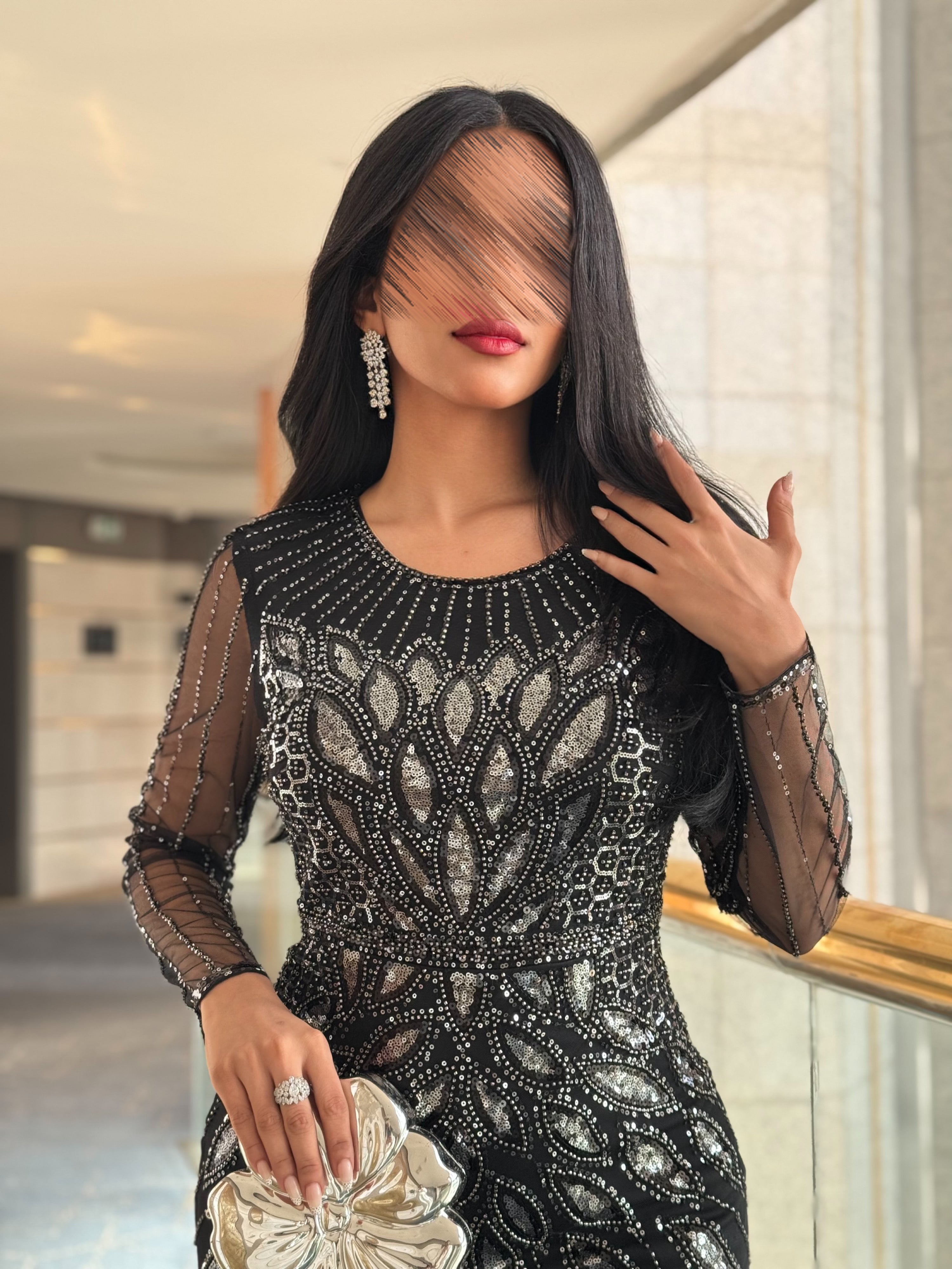 فستان سهرة ماسك بتطريز لؤلؤ ولامع أسود