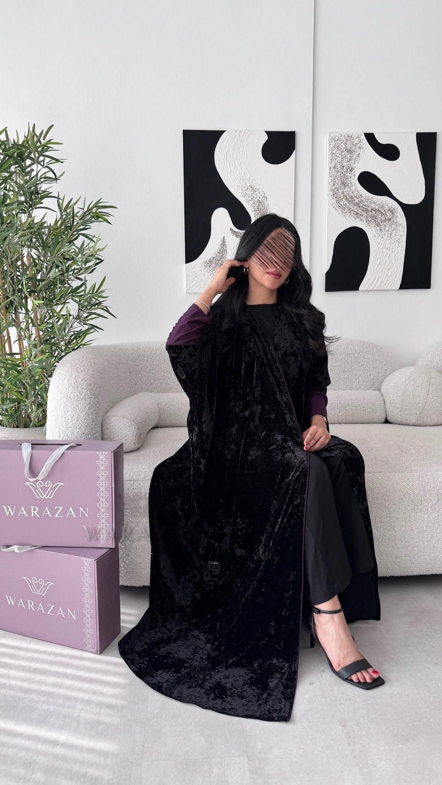 عباية مخمل بتصميم نص فراشة أنيق