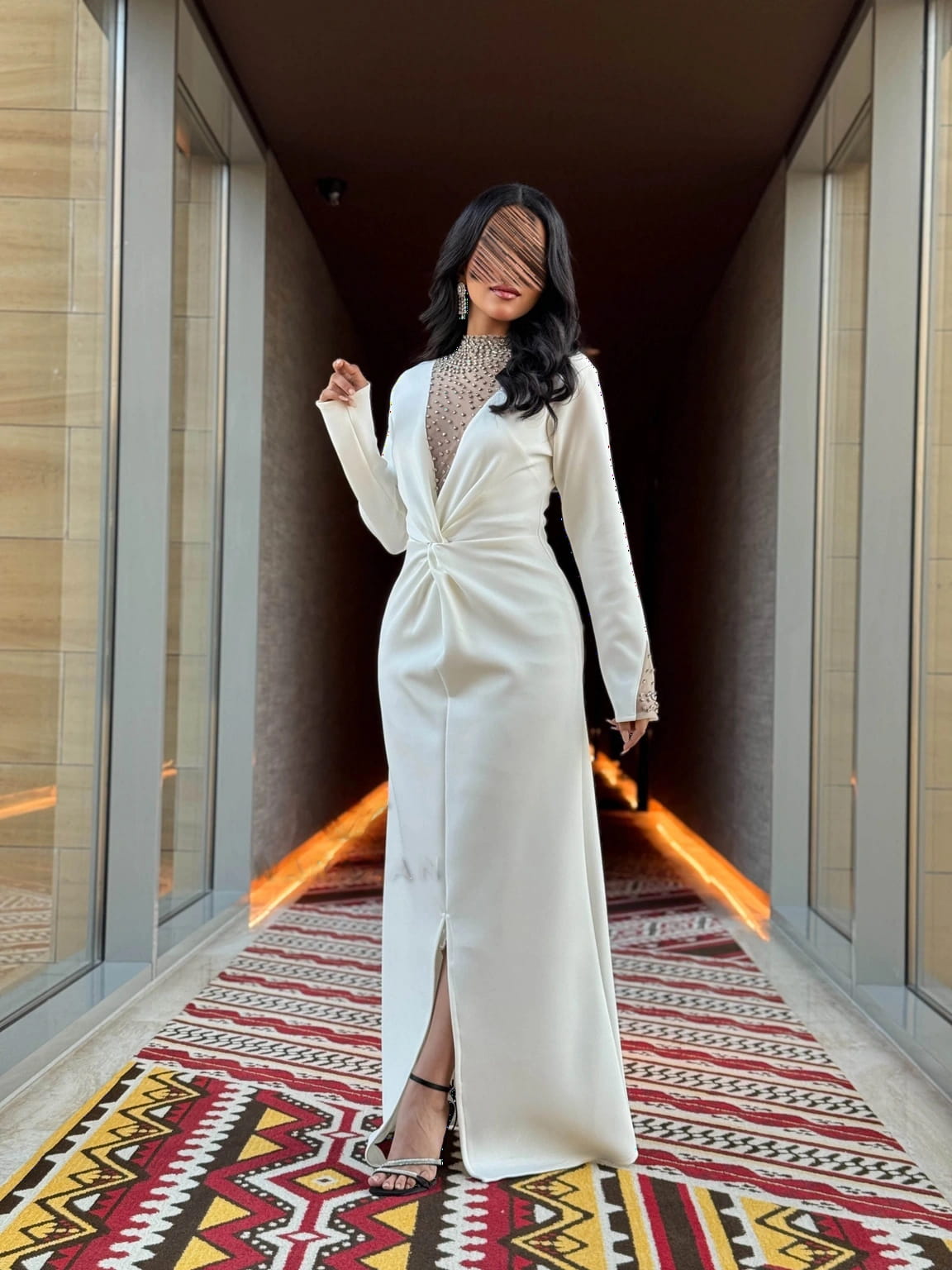 فستان سهرة أنيق بأكمام طويلة وتصميم راقي ومميز