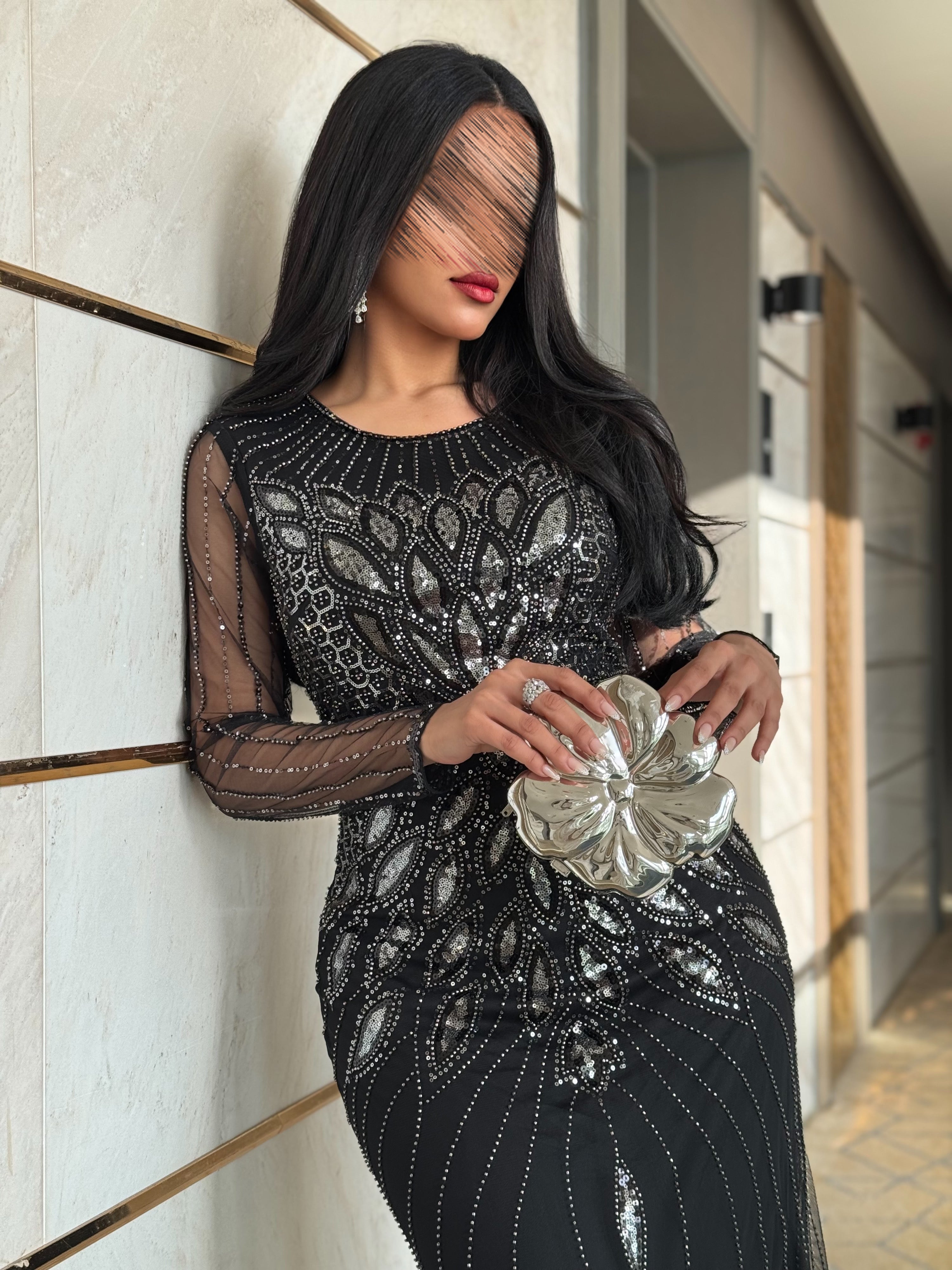 فستان سهرة ماسك بتطريز لؤلؤ ولامع أسود