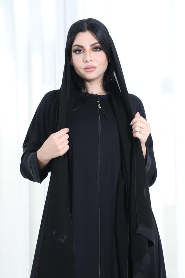 عباية رسمية ناعمة بفتحة أمامية كاملة وسحاب مخفي أسود