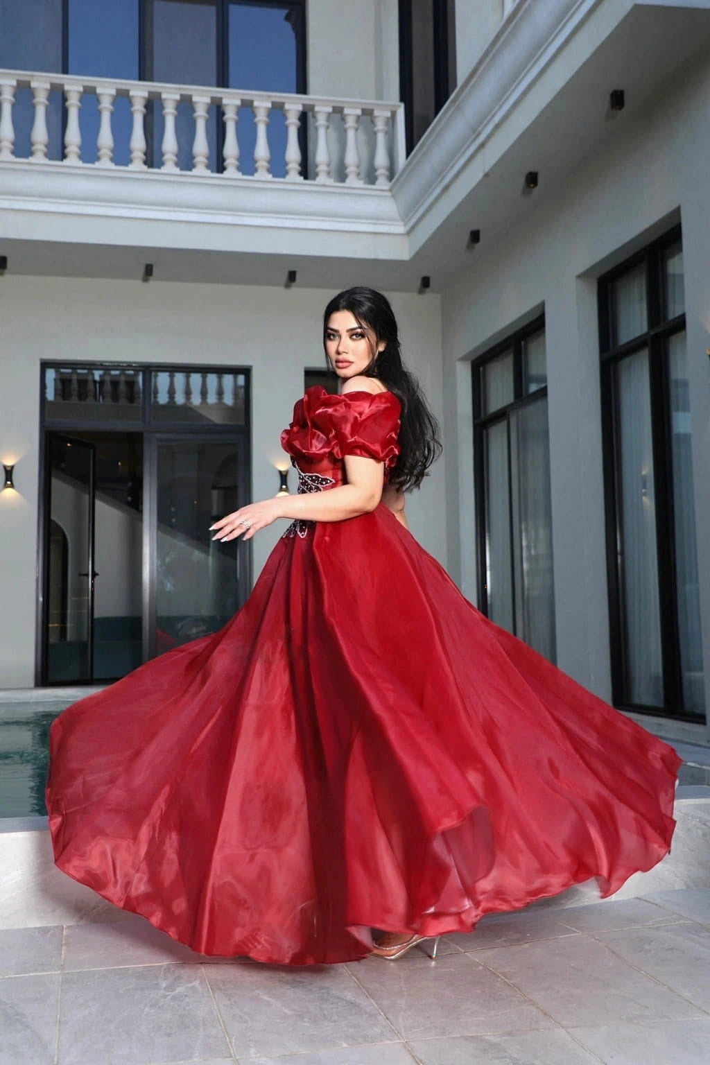 فستان سهرة راقي بأكمام بف وتصميم فخم للمناسبات الخاصة