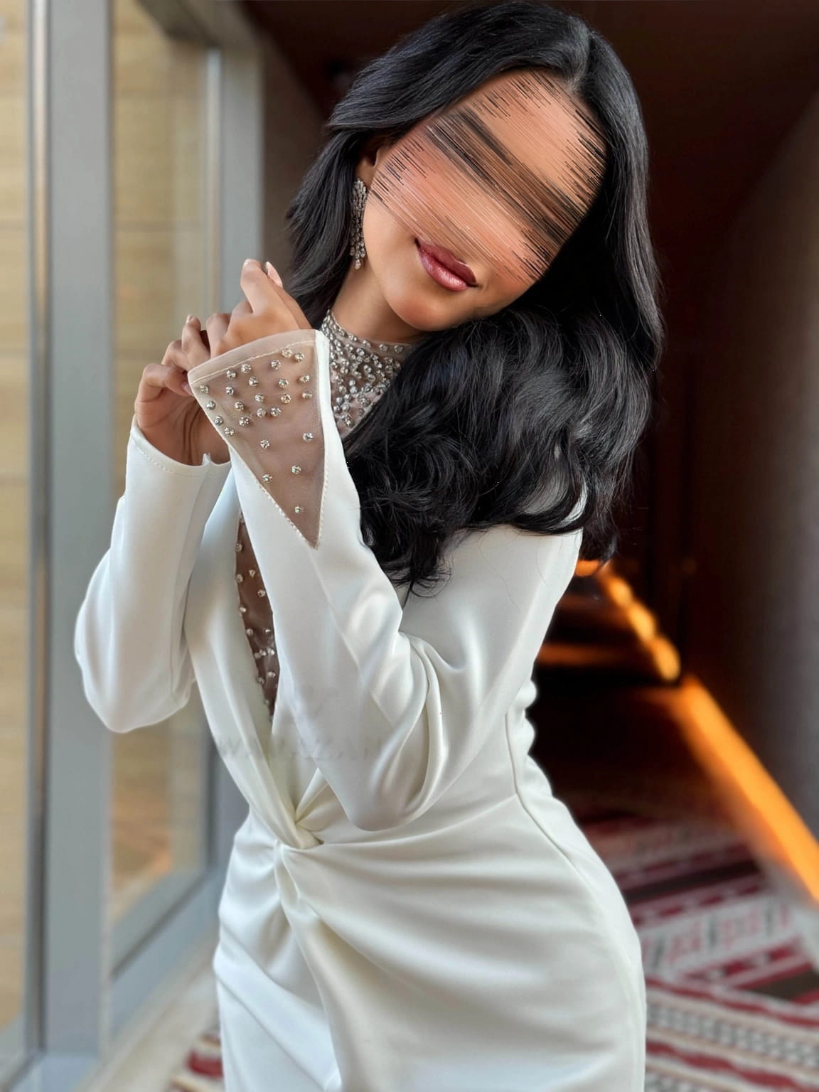 فستان سهرة أنيق بأكمام طويلة وتصميم راقي ومميز