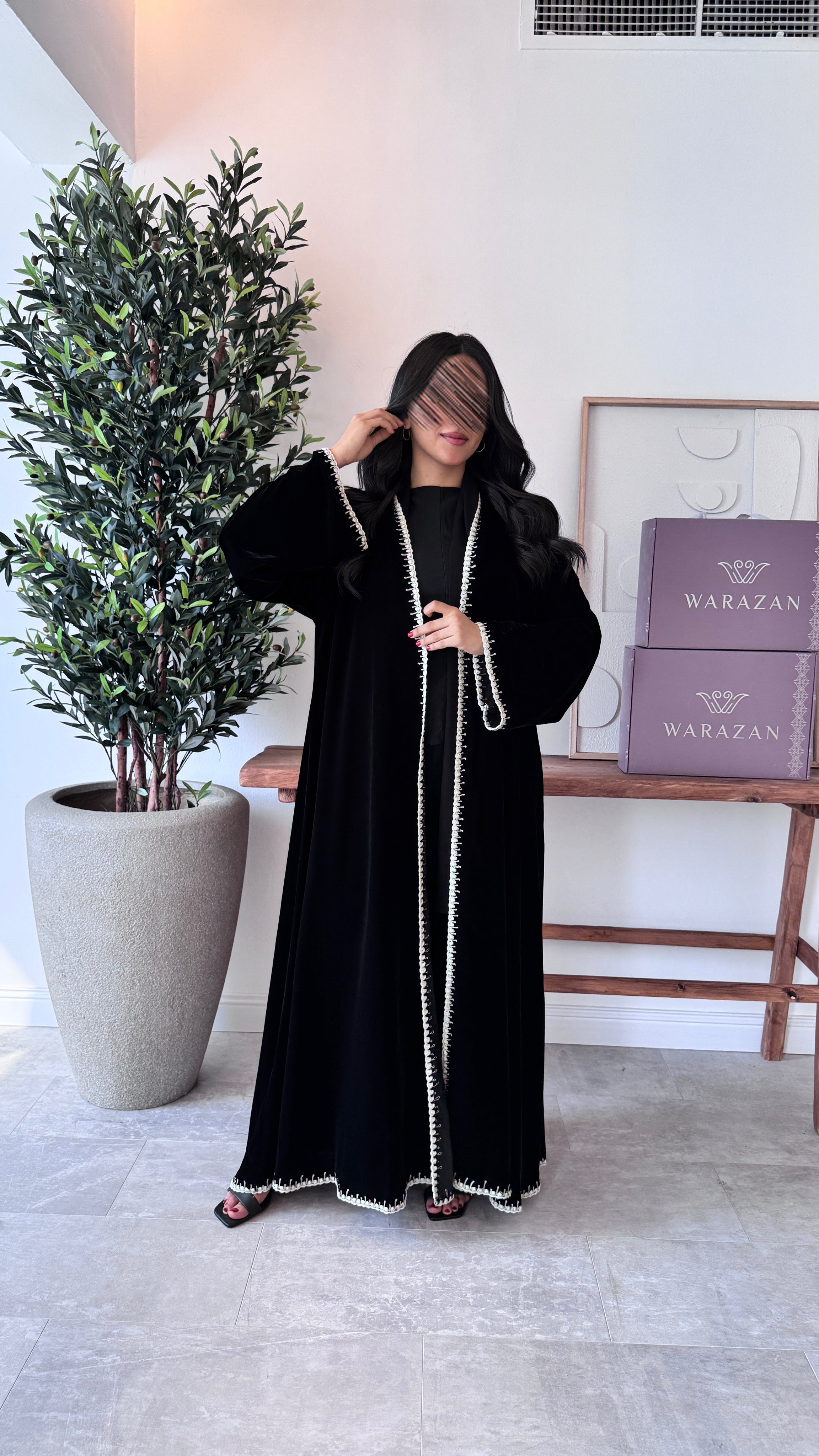 عباية مخمل نسائية فاخرة بتصميم شك خيط أنيق نص كلوش