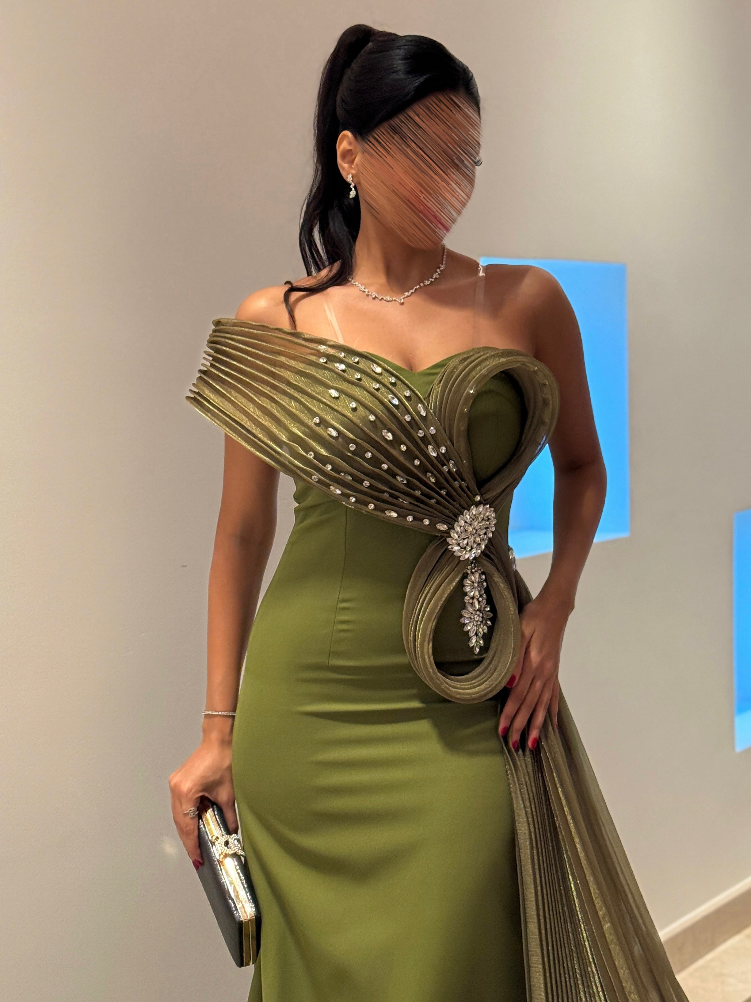 فستان سهرة طويل بكسرات جانبية وتصميم ملكي أنيق