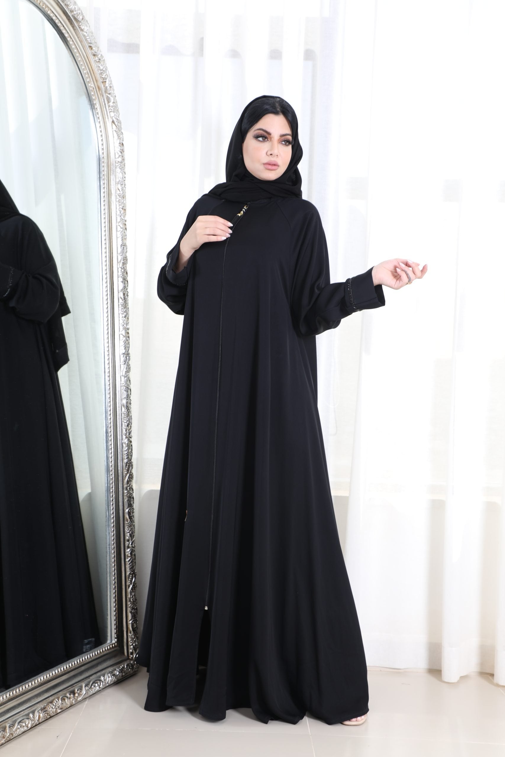 عباية رسمية ناعمة بفتحة أمامية كاملة وسحاب مخفي أسود