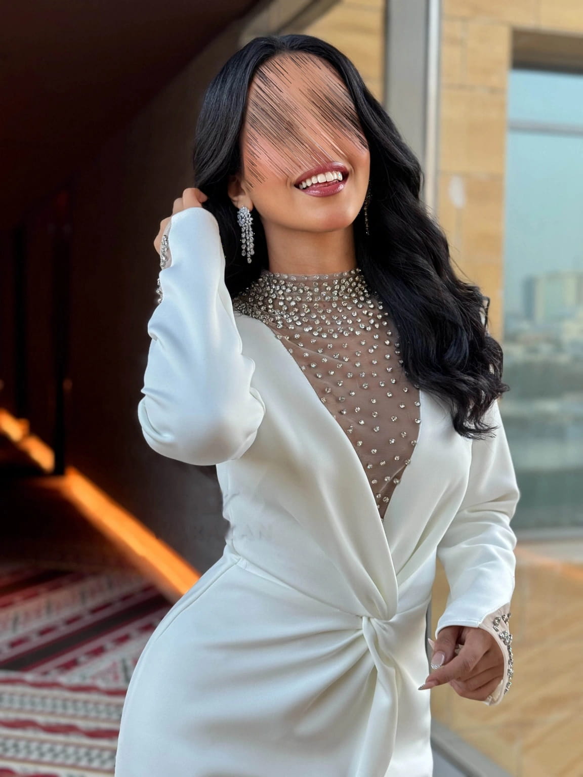 فستان سهرة أنيق بأكمام طويلة وتصميم راقي ومميز