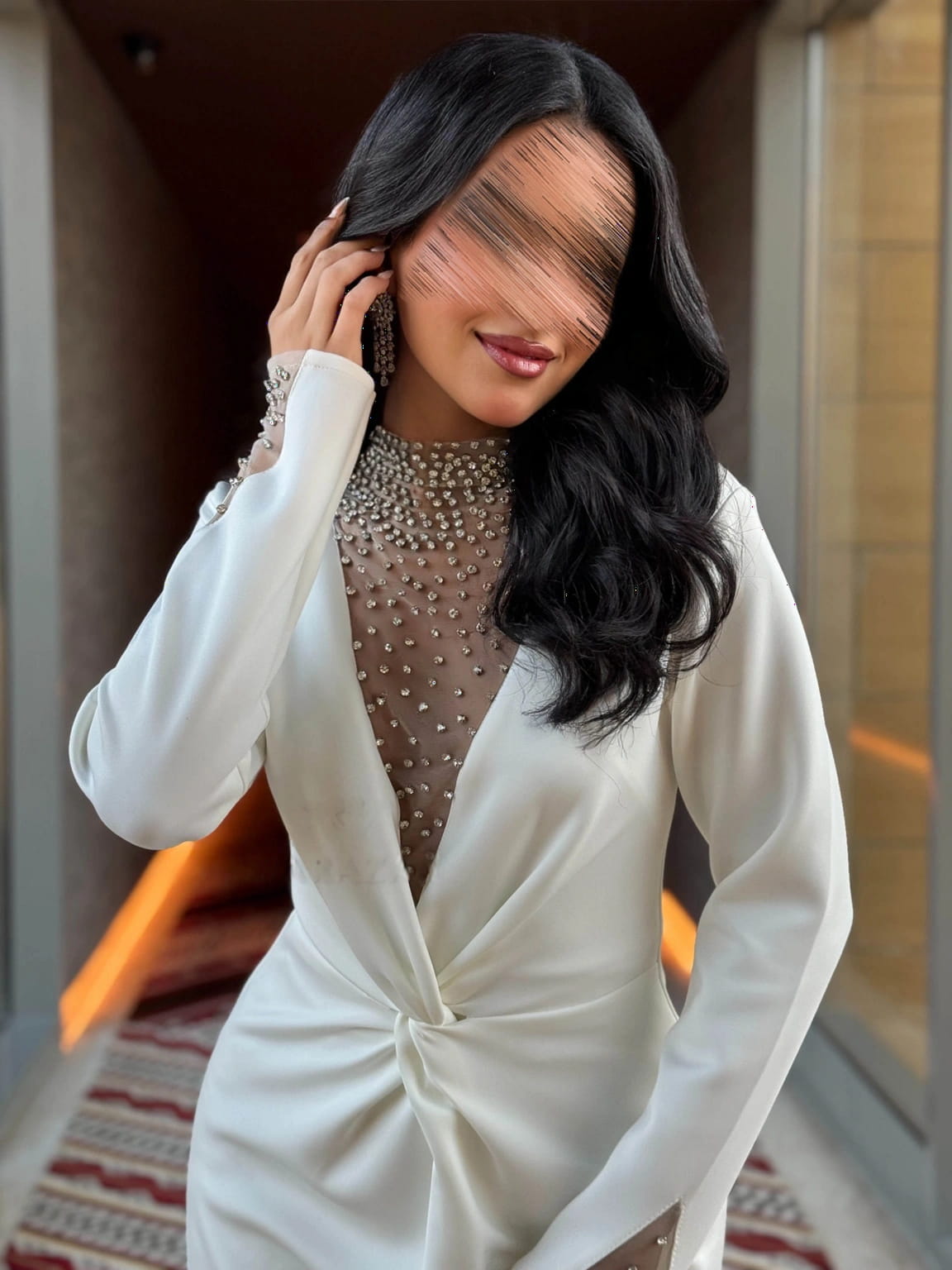 فستان سهرة أنيق بأكمام طويلة وتصميم راقي ومميز