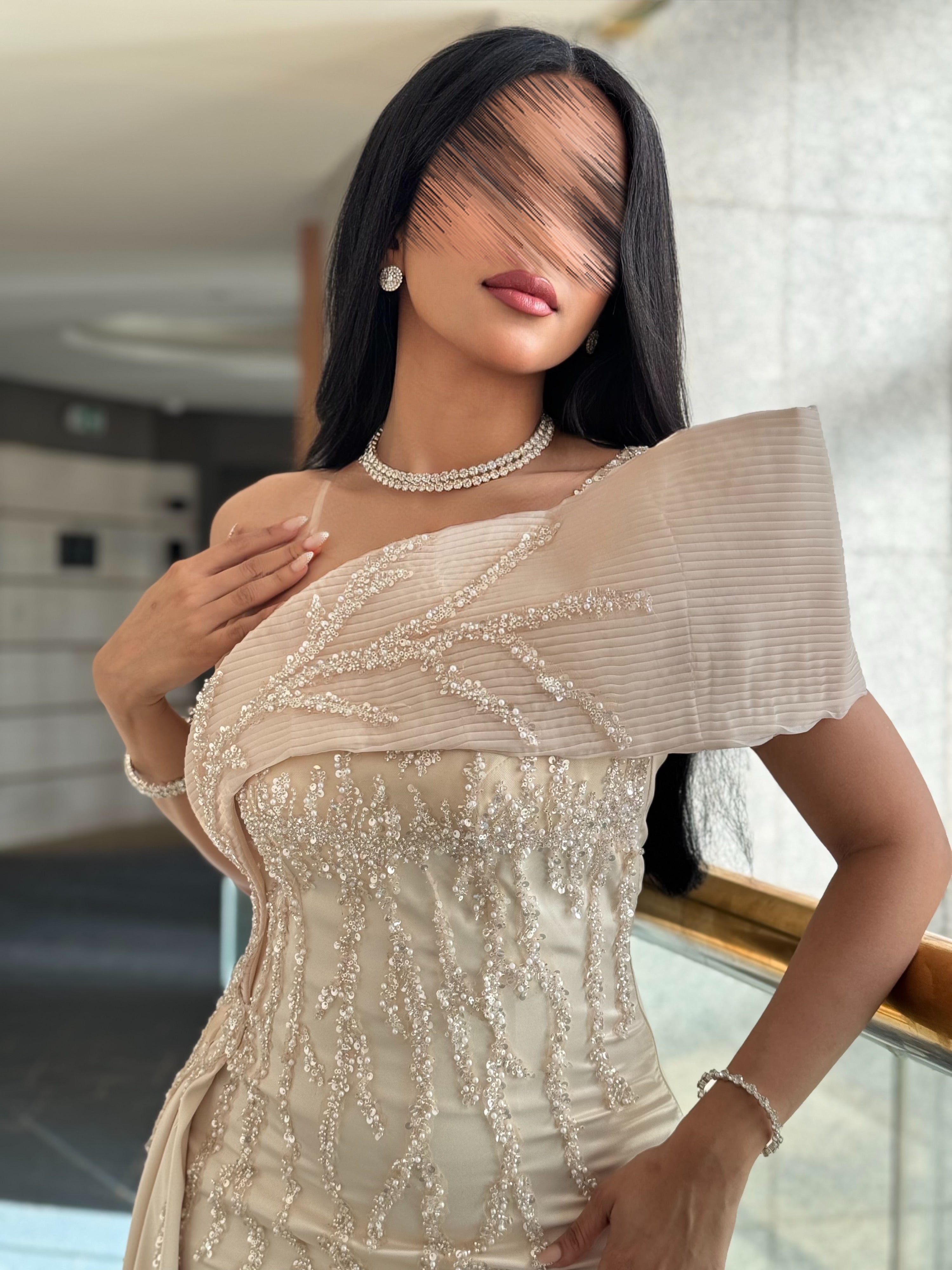 فستان سهرة راقي كريب سيراميك مع كلفة وتصميم مميز