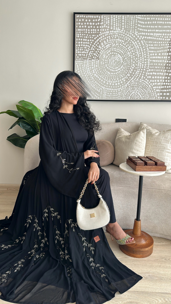 عباية مطرزة شك فاخرة بتصميم عصري وأنيق