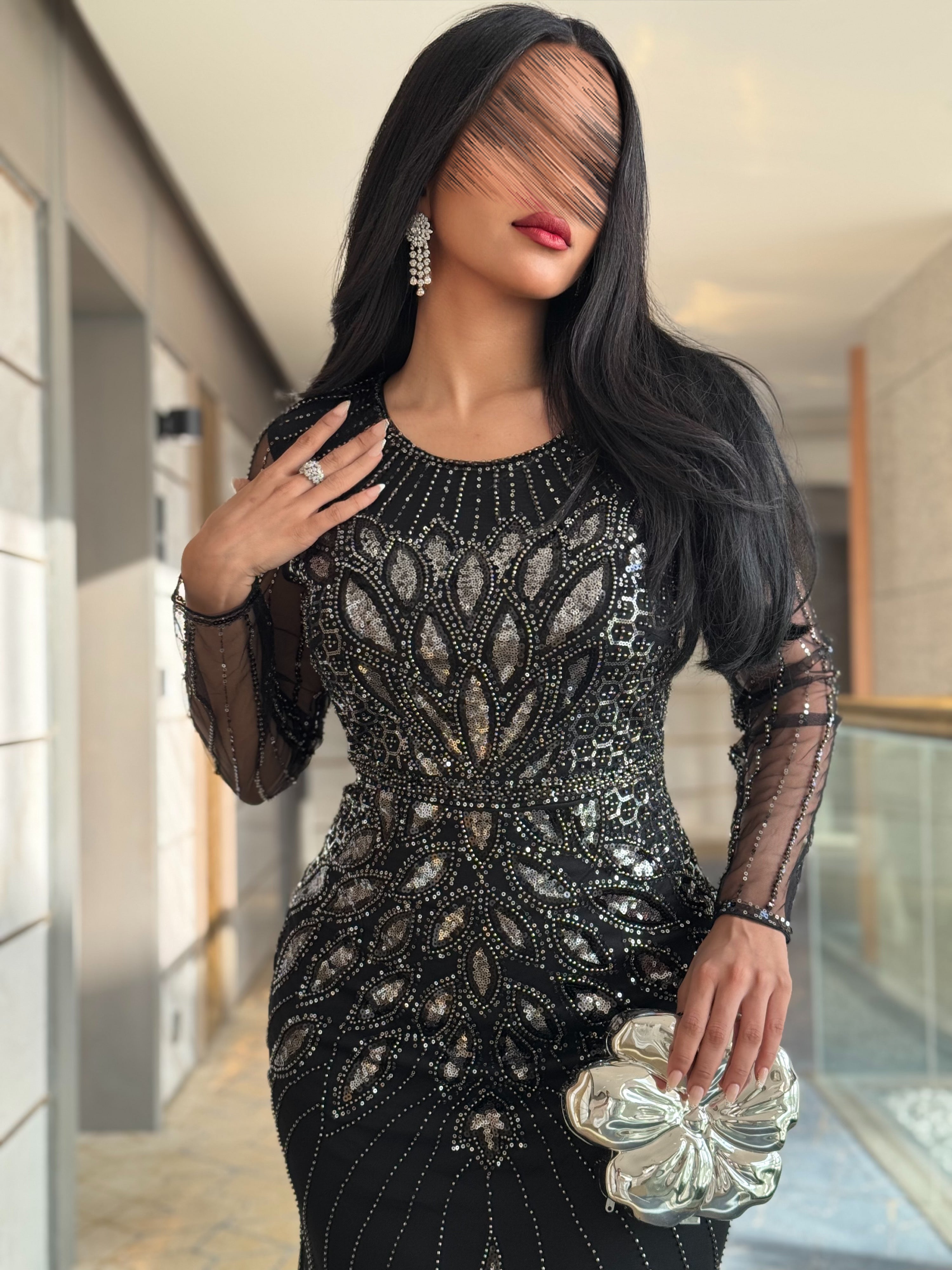 فستان سهرة ماسك بتطريز لؤلؤ ولامع أسود