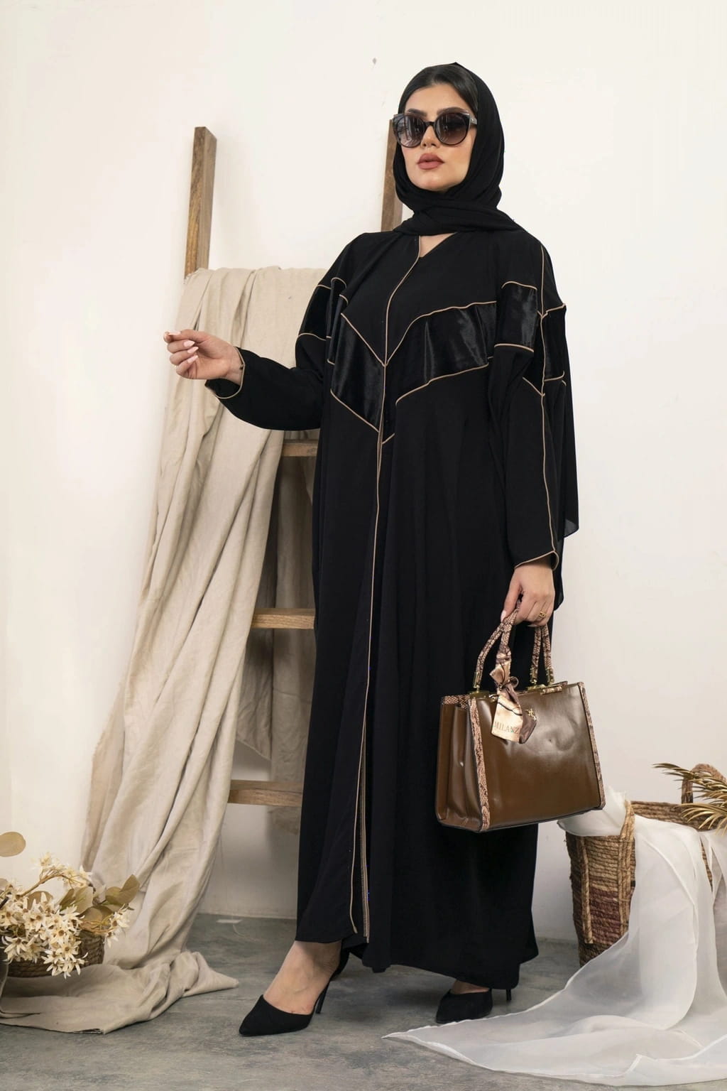 عباية أنيقة بستايل V وتدخيلة مخمل