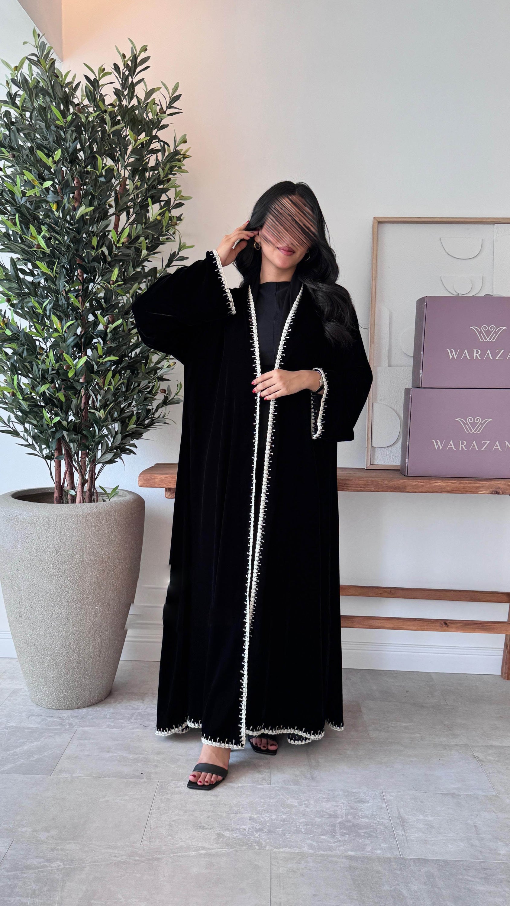 عباية مخمل نسائية فاخرة بتصميم شك خيط أنيق نص كلوش