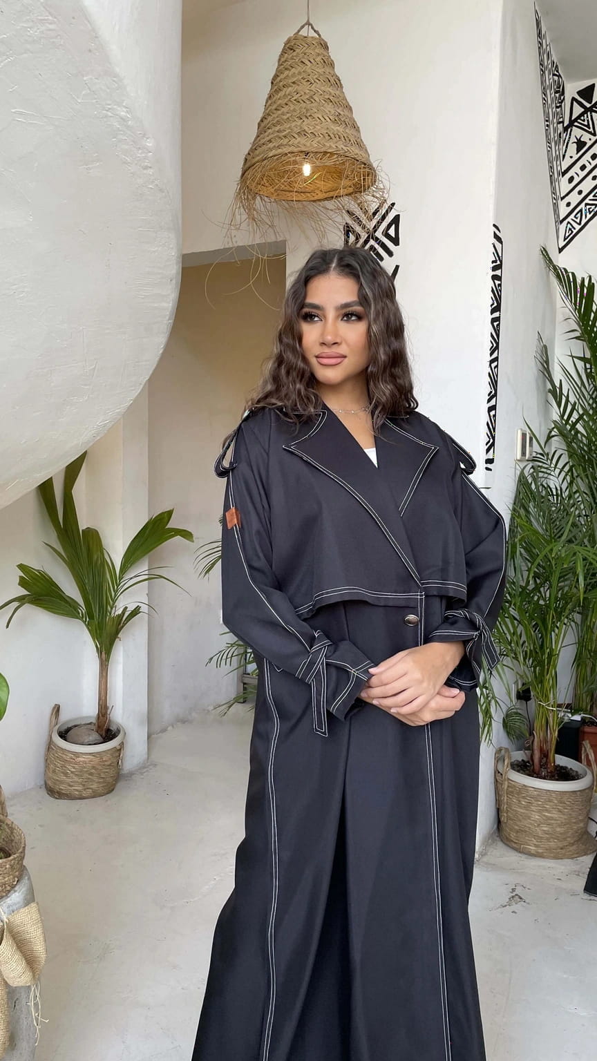 عباية رسمية من قماش الدنيم بخياطة بيضاء