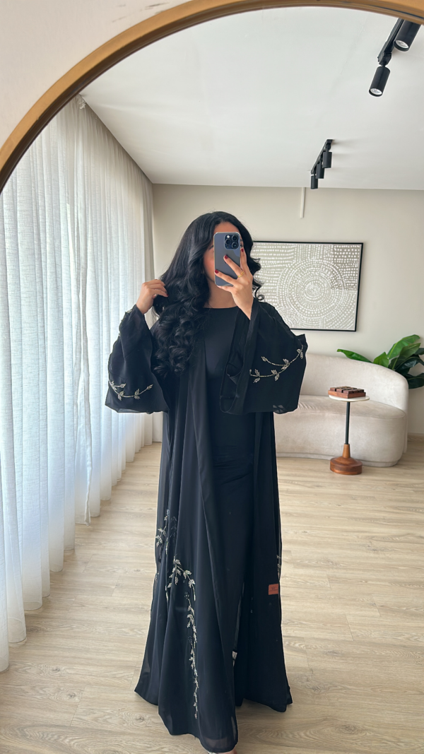 عباية مطرزة شك فاخرة بتصميم عصري وأنيق