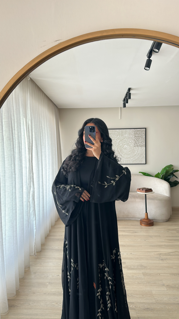 عباية مطرزة شك فاخرة بتصميم عصري وأنيق