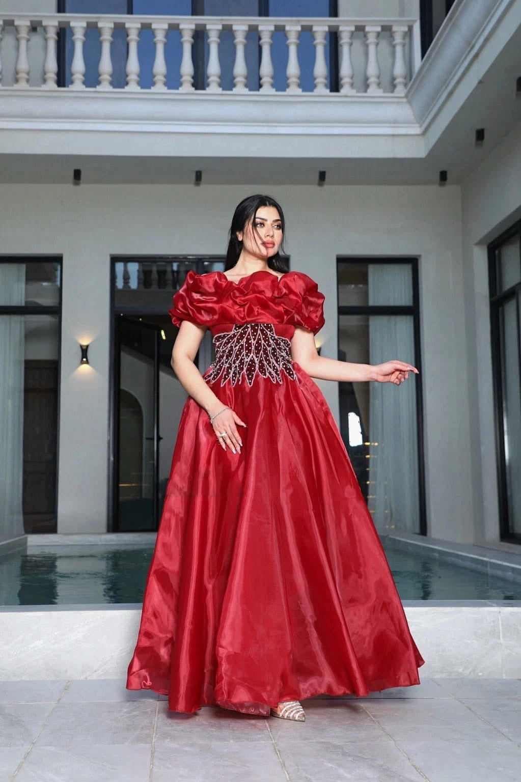 فستان سهرة راقي بأكمام بف وتصميم فخم للمناسبات الخاصة