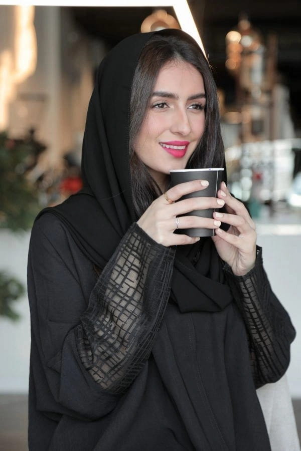 عباية أنيقة بأكمام شفافة وفتحات عند الكعب
