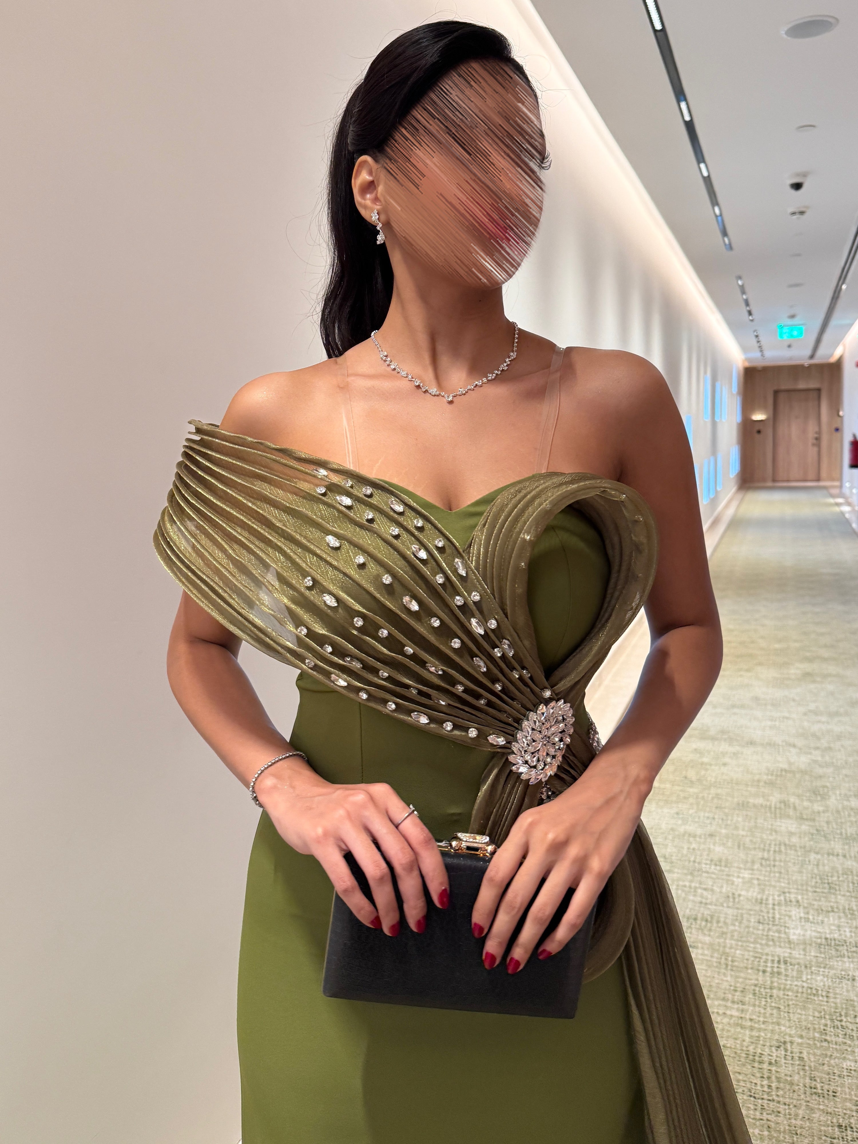 فستان سهرة طويل بكسرات جانبية وتصميم ملكي أنيق