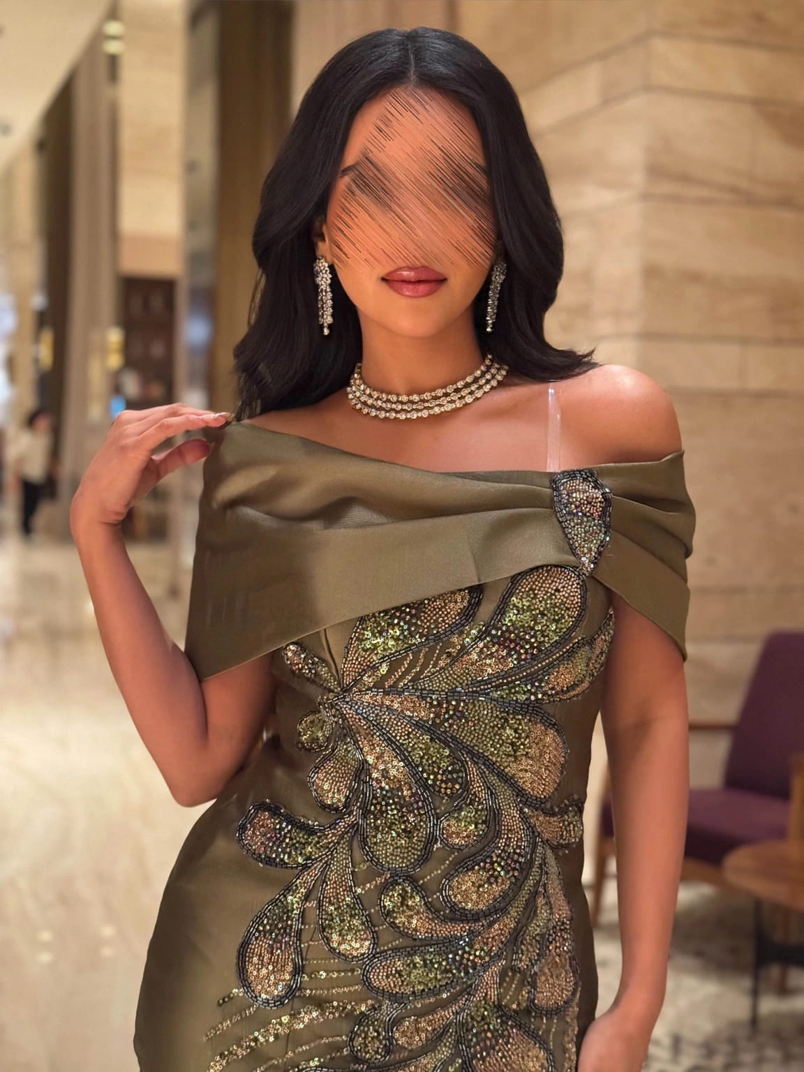 فستان سهرة طويل بتصميم ورود وكسرات أنيقة
