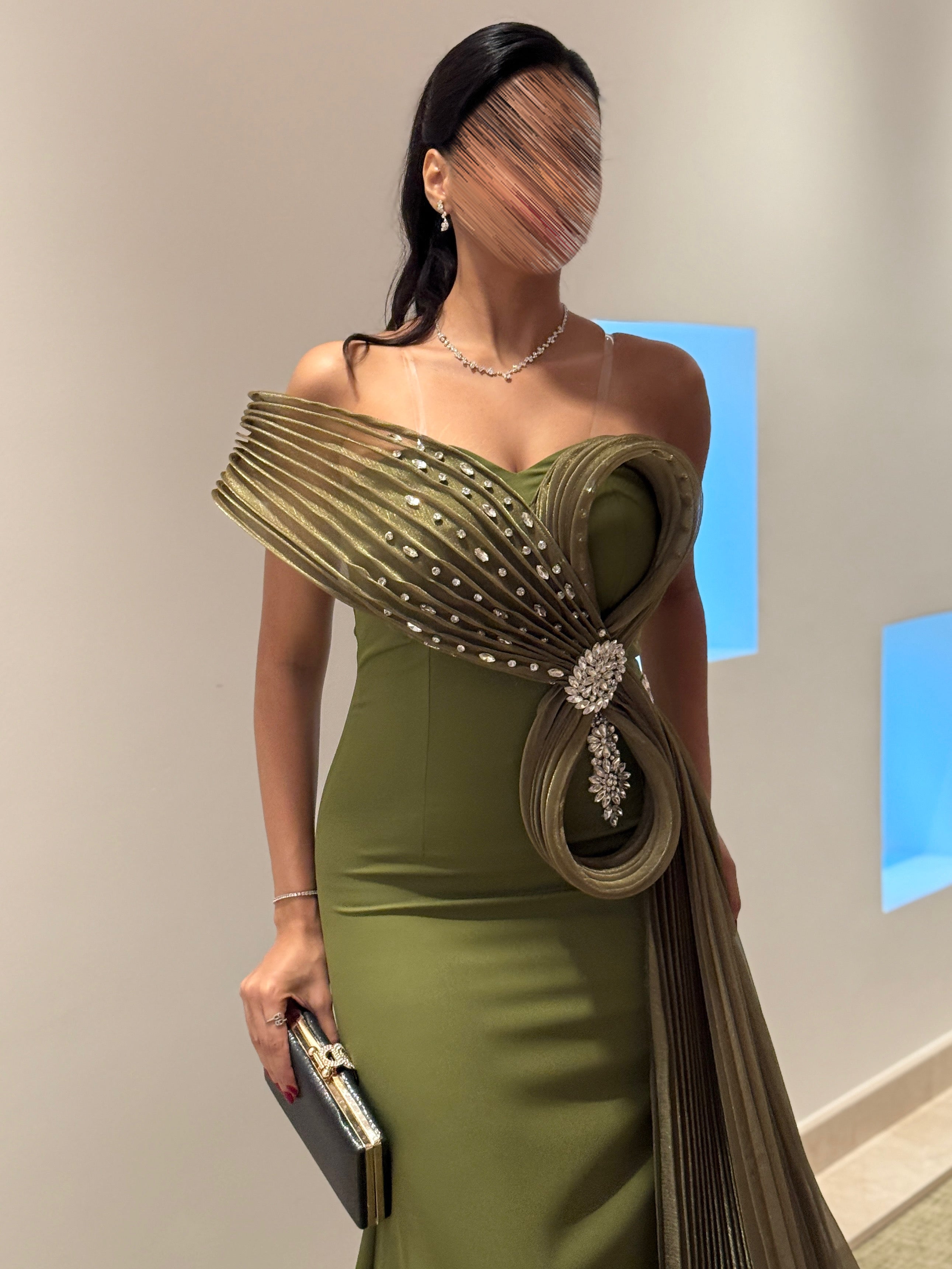 فستان سهرة طويل بكسرات جانبية وتصميم ملكي أنيق
