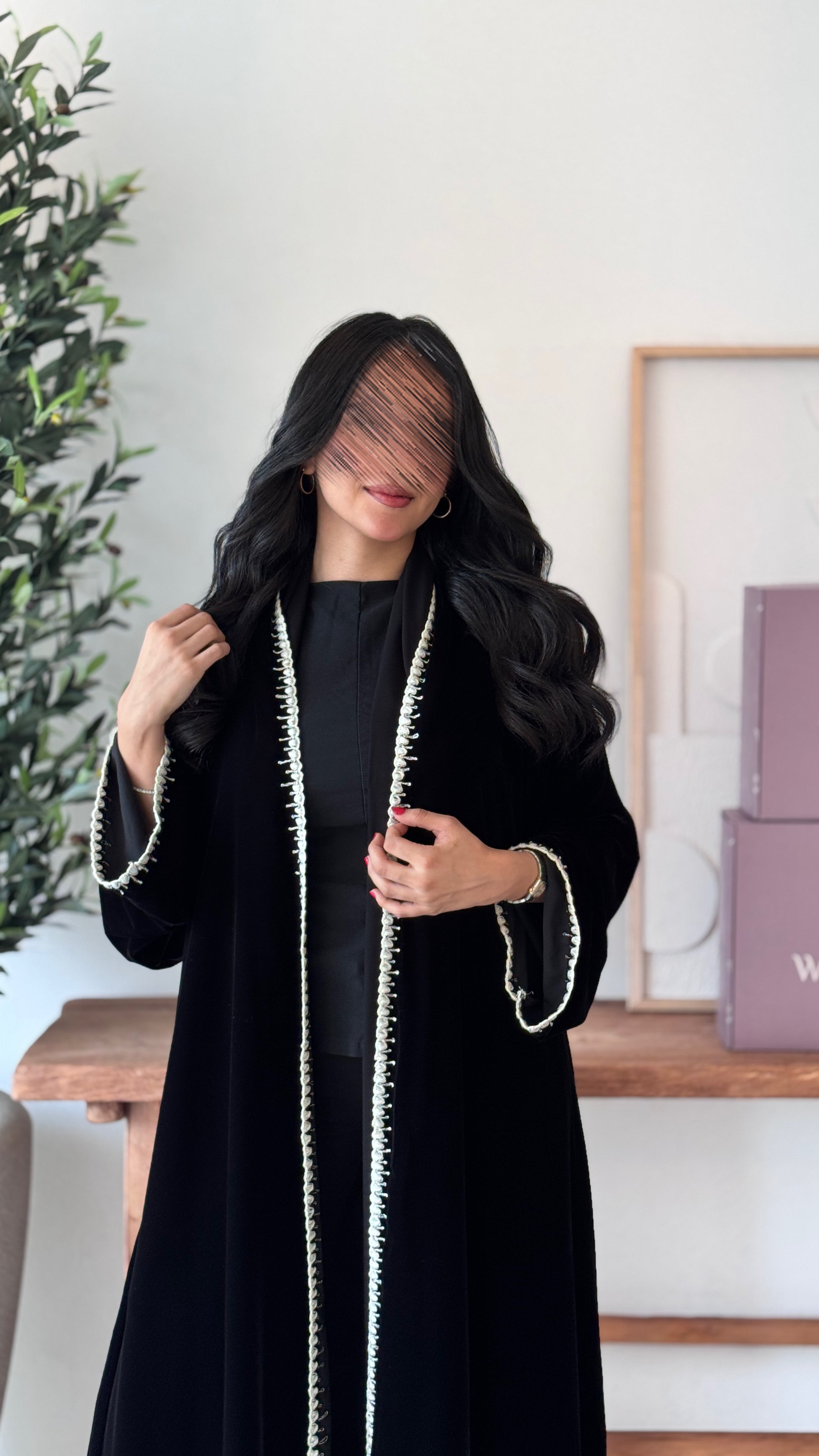 عباية مخمل نسائية فاخرة بتصميم شك خيط أنيق نص كلوش