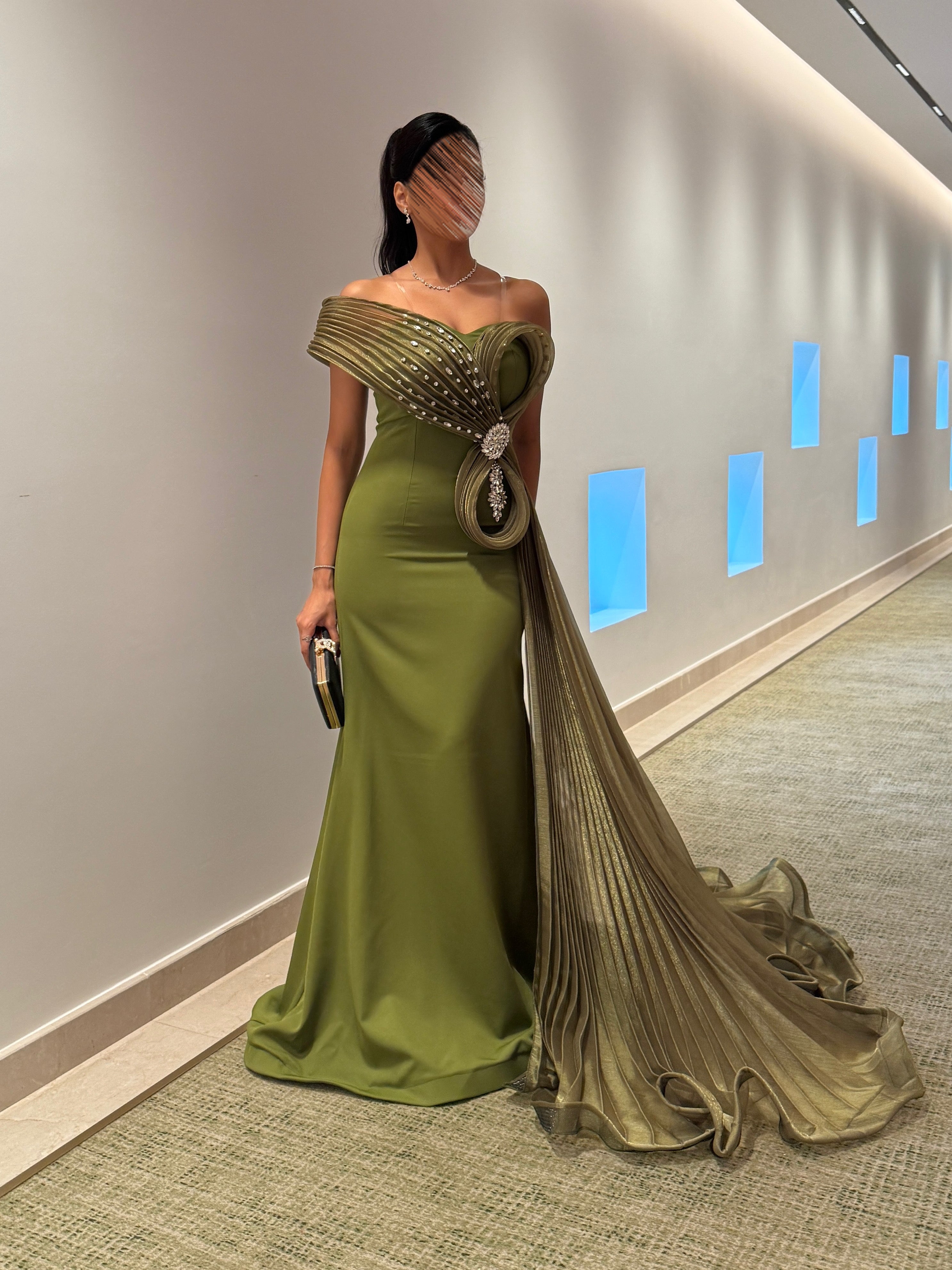 فستان سهرة طويل بكسرات جانبية وتصميم ملكي أنيق
