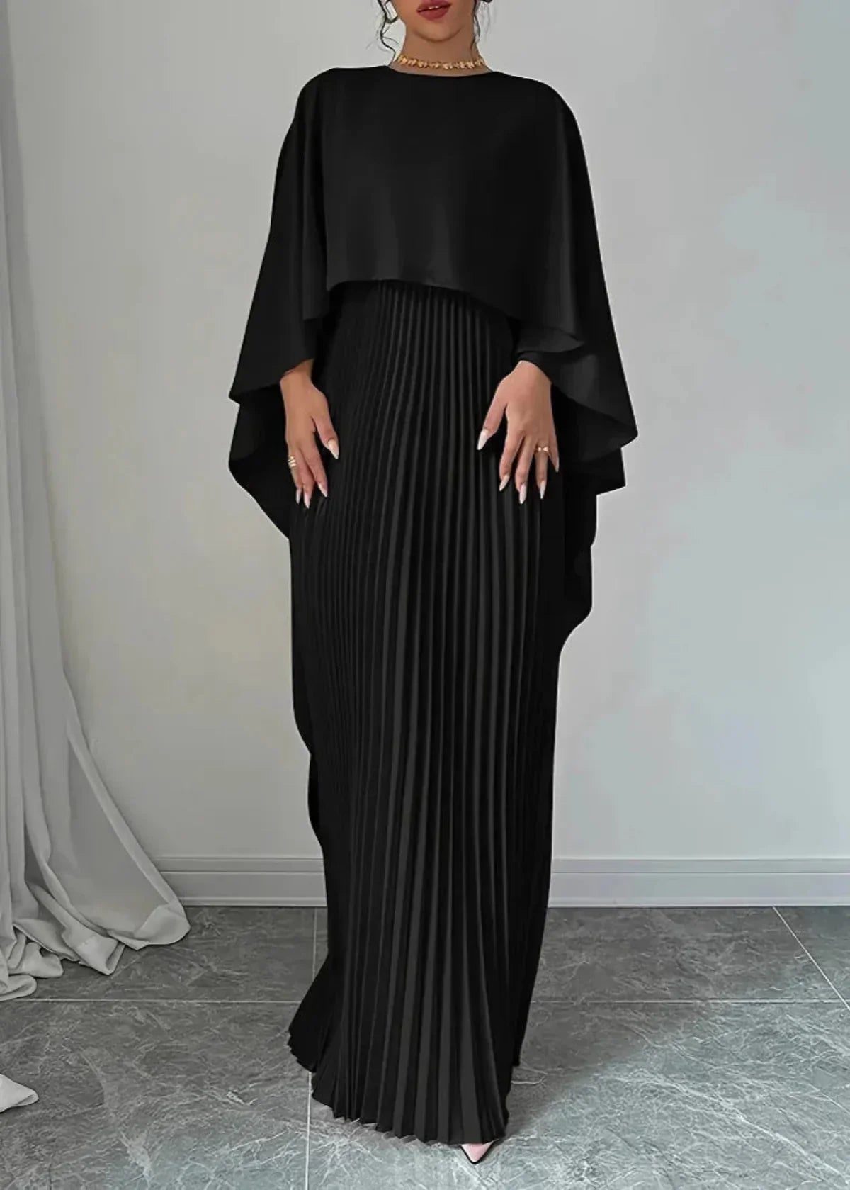 Damen Maxikleid mit Asymmetrischem Cape-Überwurf und Plisseerock | Kenzuu