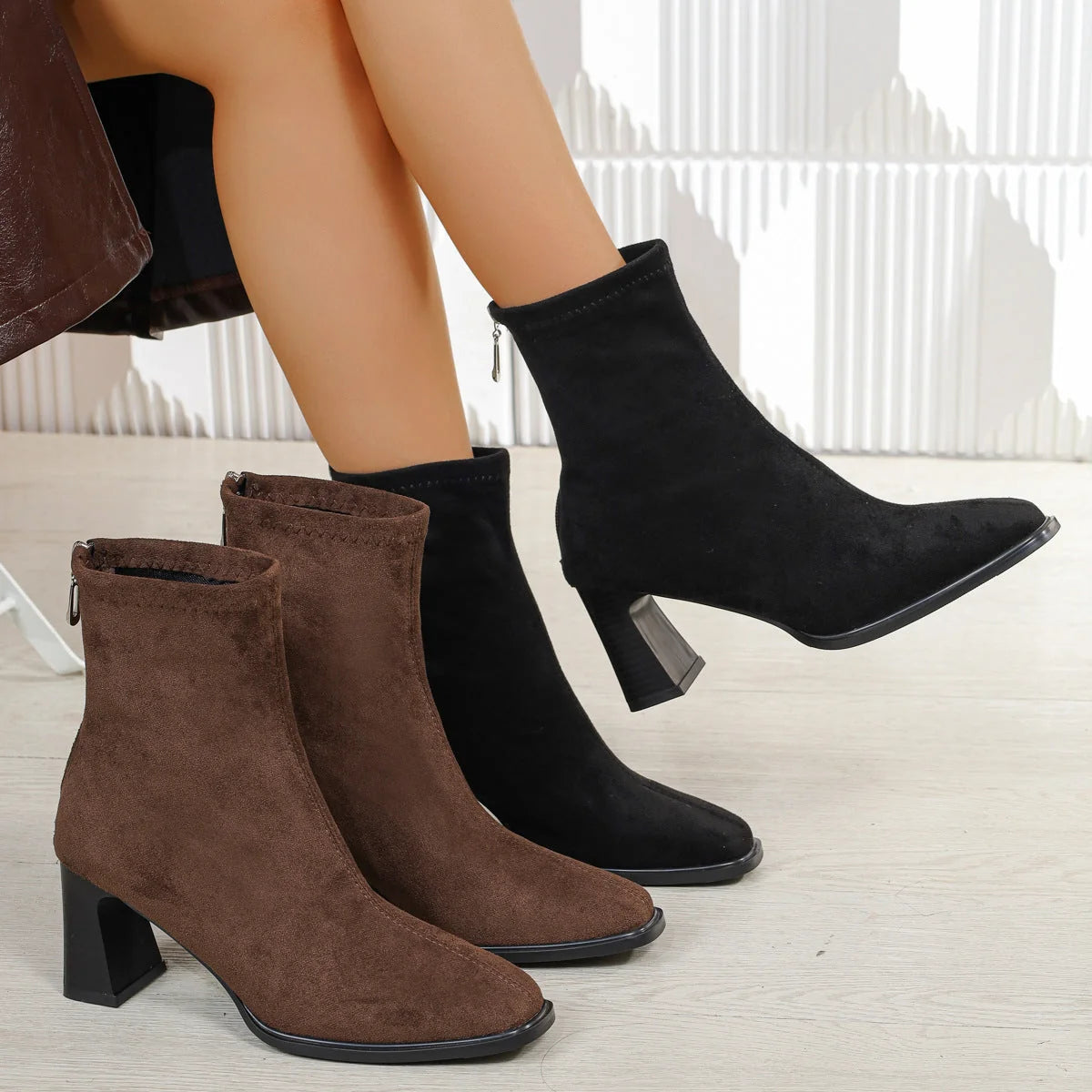 Damen Stiefeletten aus Wildleder mit Blockabsatz und Reißverschluss