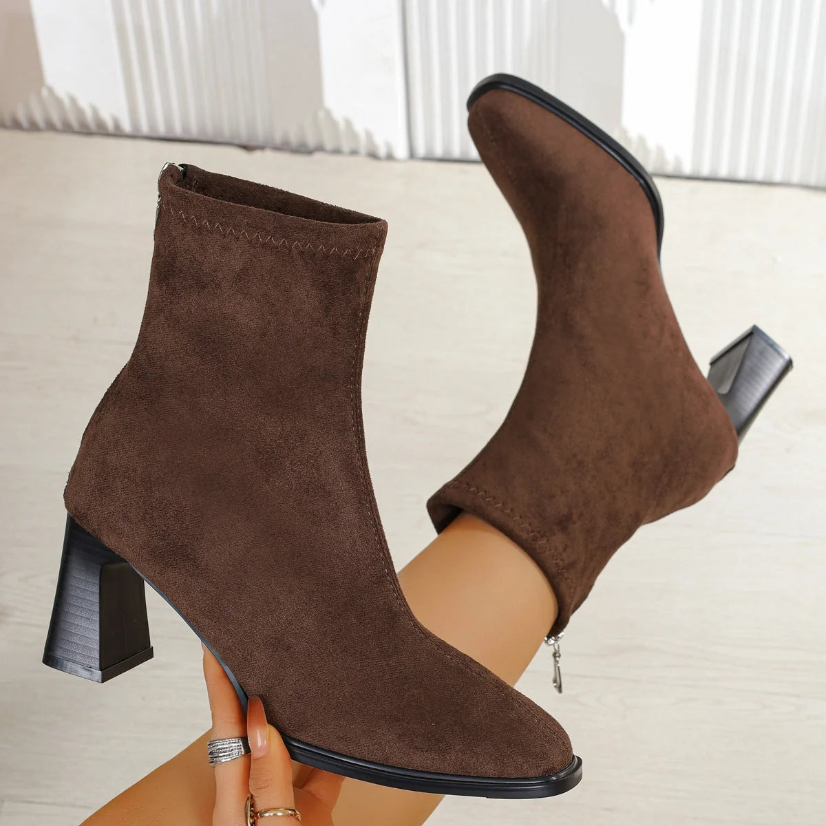 Damen Stiefeletten aus Wildleder mit Blockabsatz und Reißverschluss