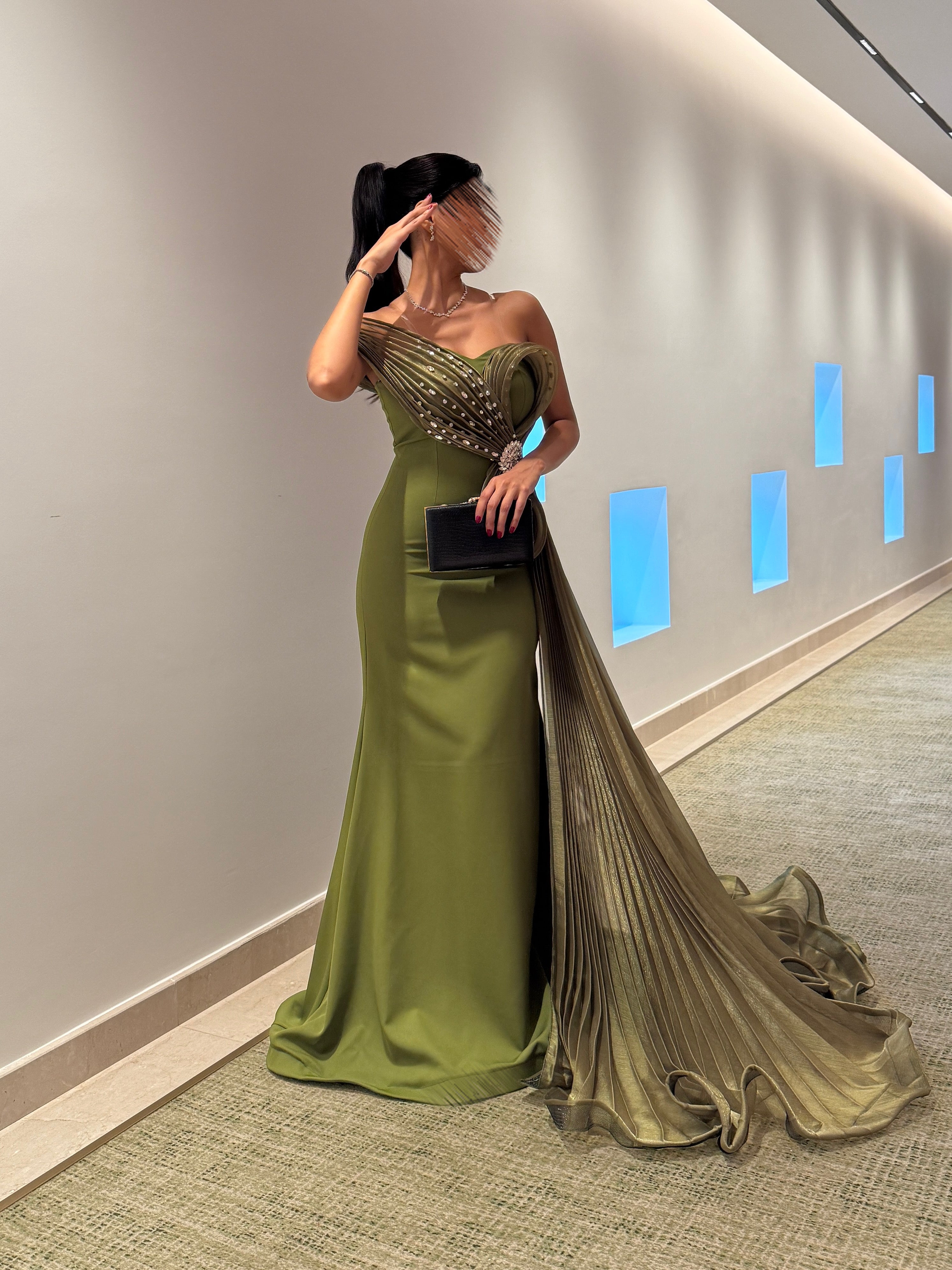 فستان سهرة طويل بكسرات جانبية وتصميم ملكي أنيق
